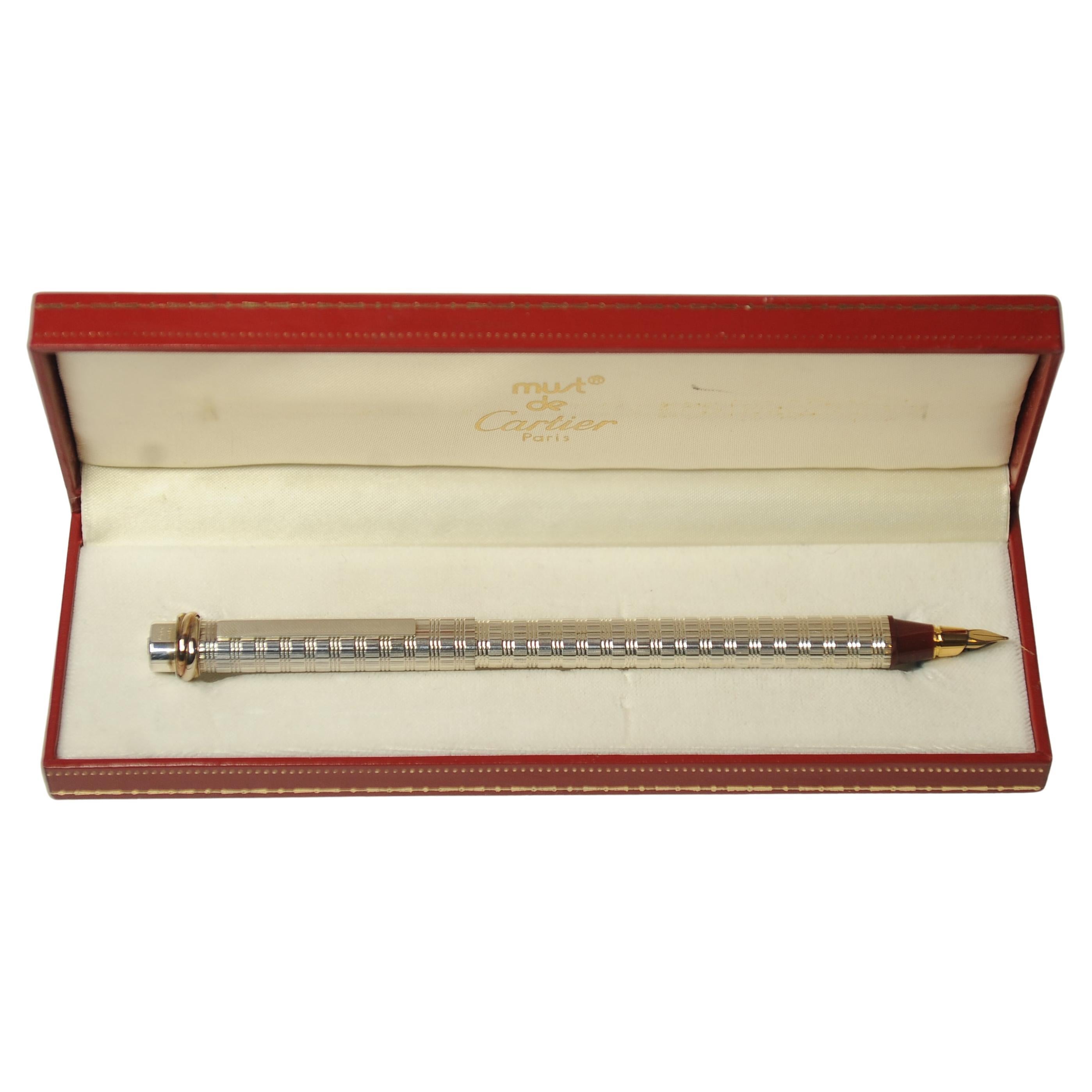Una stilografica Must de Cartier con pennino in oro 18 ct e incassatura in platino In condizioni buone in vendita a Reading, Berkshire