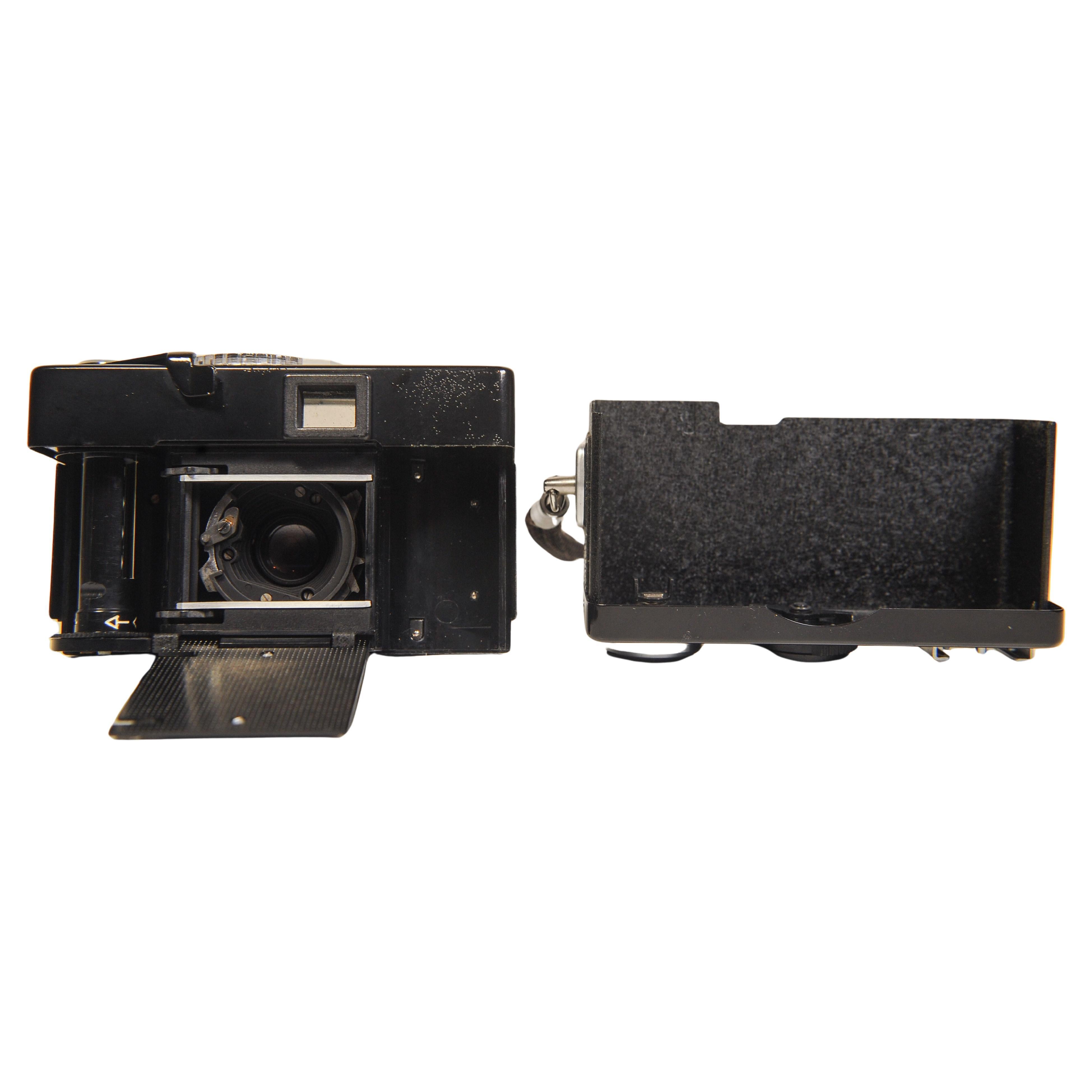 Metallo Rollei 35B Macchina fotografica miniaturizzata con mirino a pellicola da 35 mm Carl Zeiss Triotar 28 in vendita