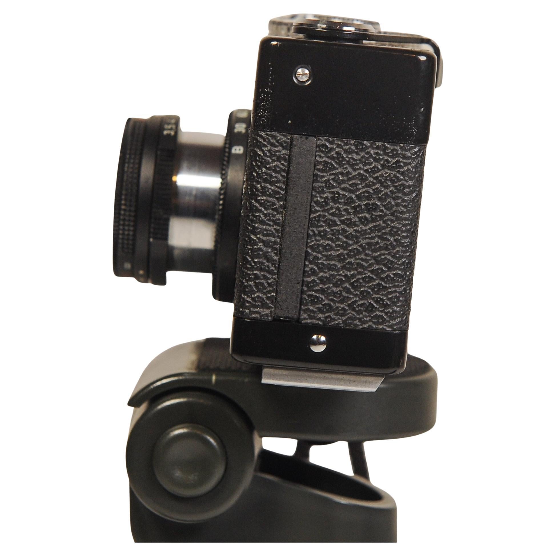 Rollei 35B Macchina fotografica con mirino a pellicola da 35 mm Carl Zeiss Triotar 28 mm F2.8 obiettivo primario e custodia (Model No.)

3.75″ x 2.75″ x 1.5″

Realizzato dall'ottobre 1969 all'inizio del 1978
Obiettivo: Triotar f/3.5, 40