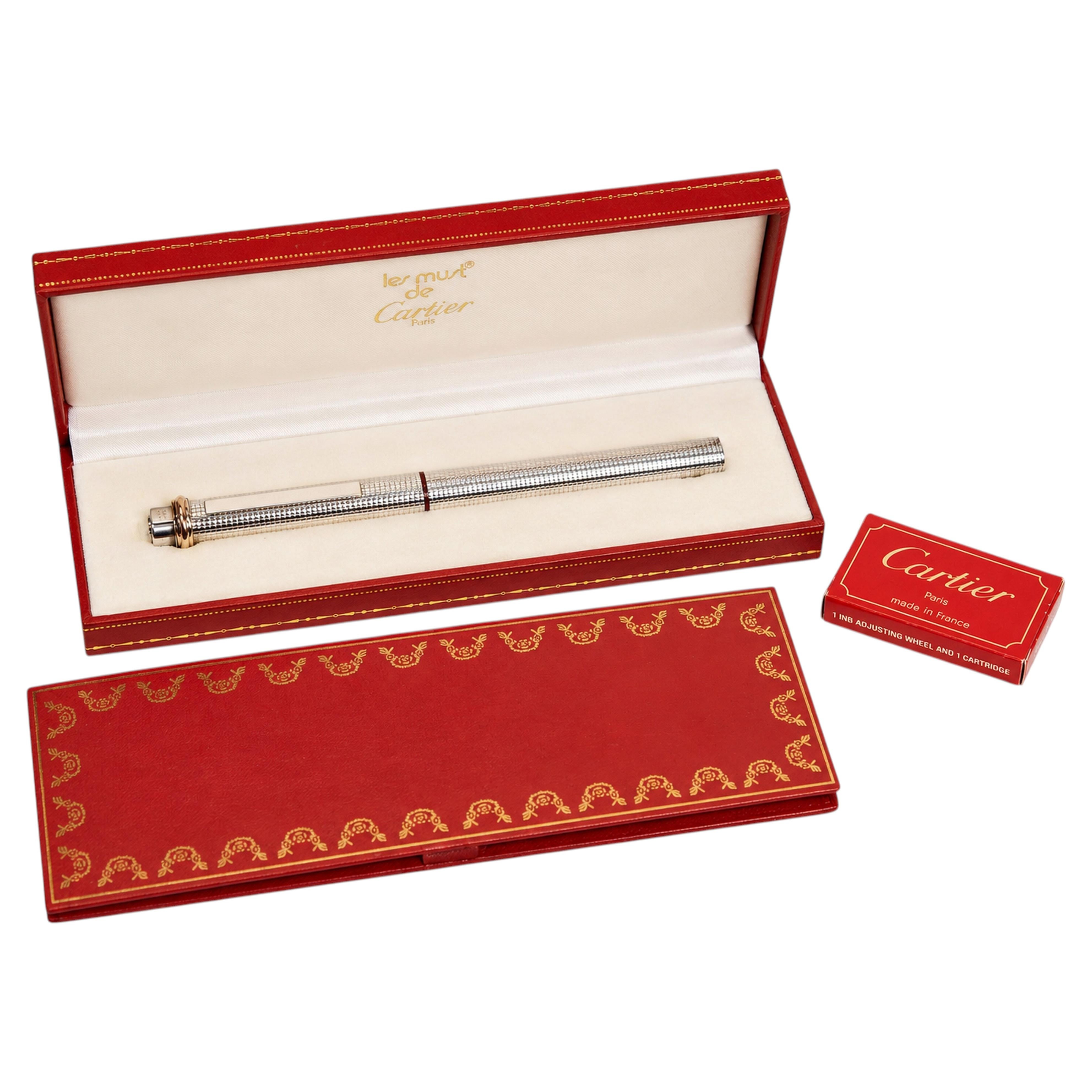 Penna stilografica classica Must de Cartier Vendome placcata in argento e astuccio