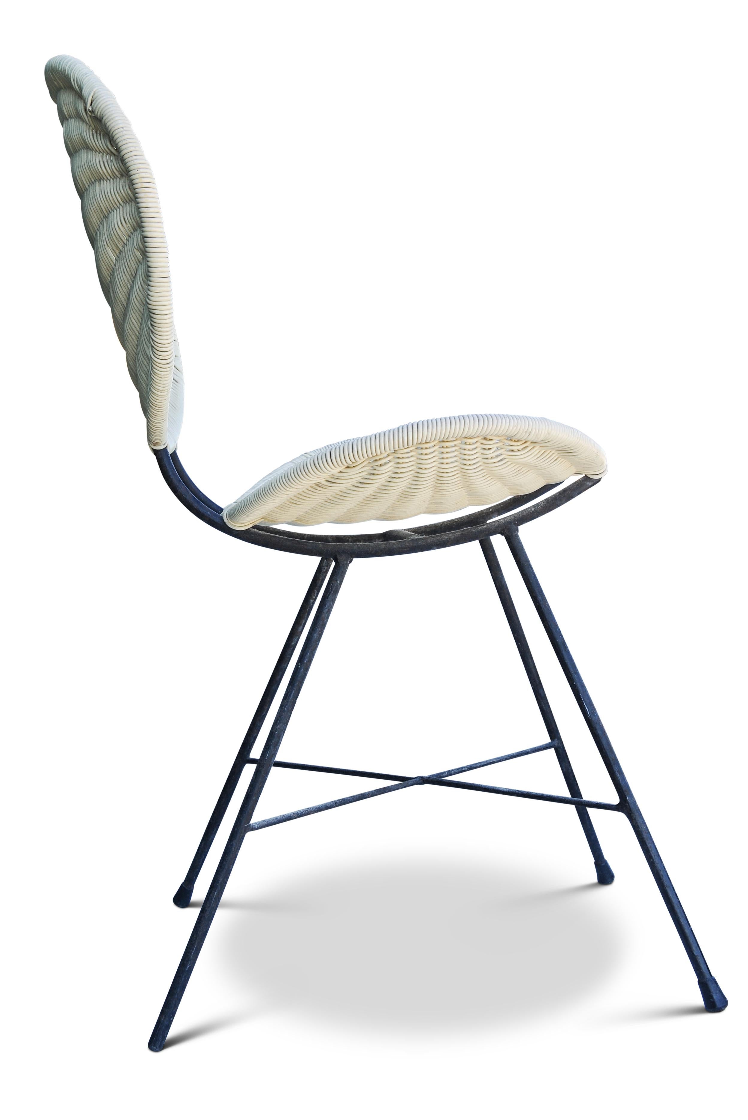 Abalone Sedia a farfalla a conchiglia in rattan del Mid Century Modern con base in ferro 1950 Italia in vendita