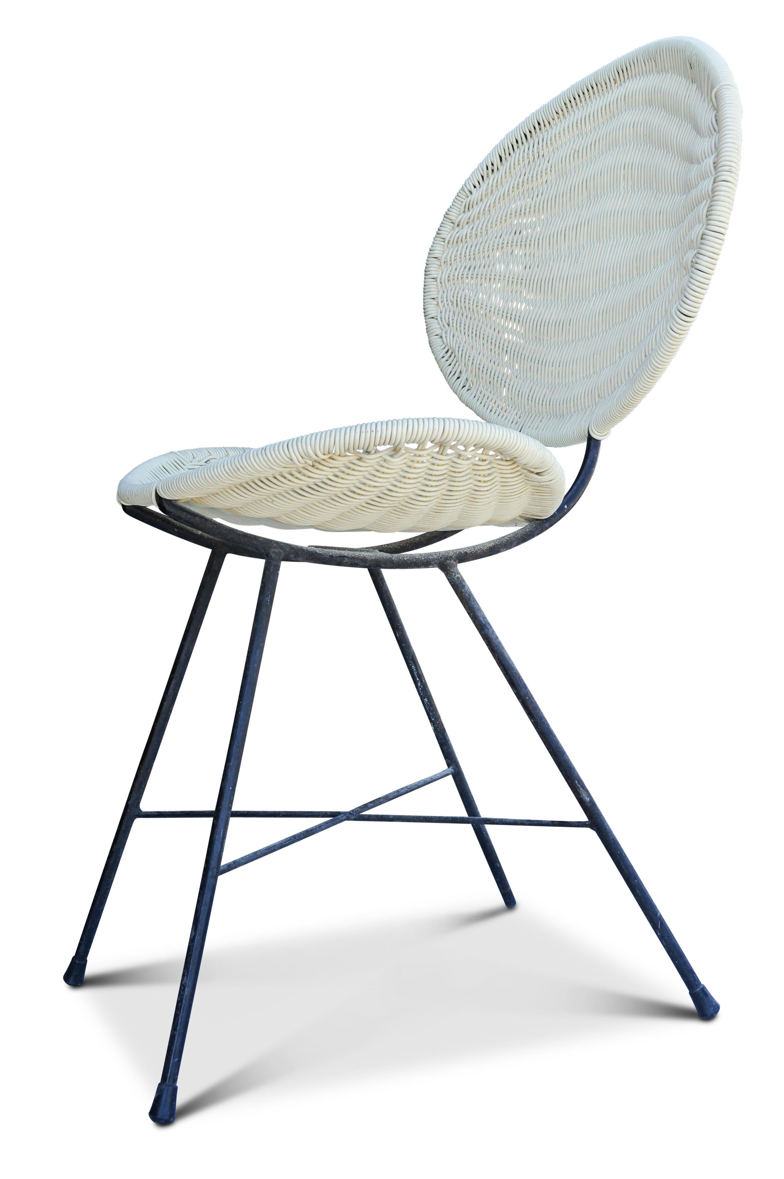 Italiano Sedia a farfalla a conchiglia in rattan del Mid Century Modern con base in ferro 1950 Italia in vendita