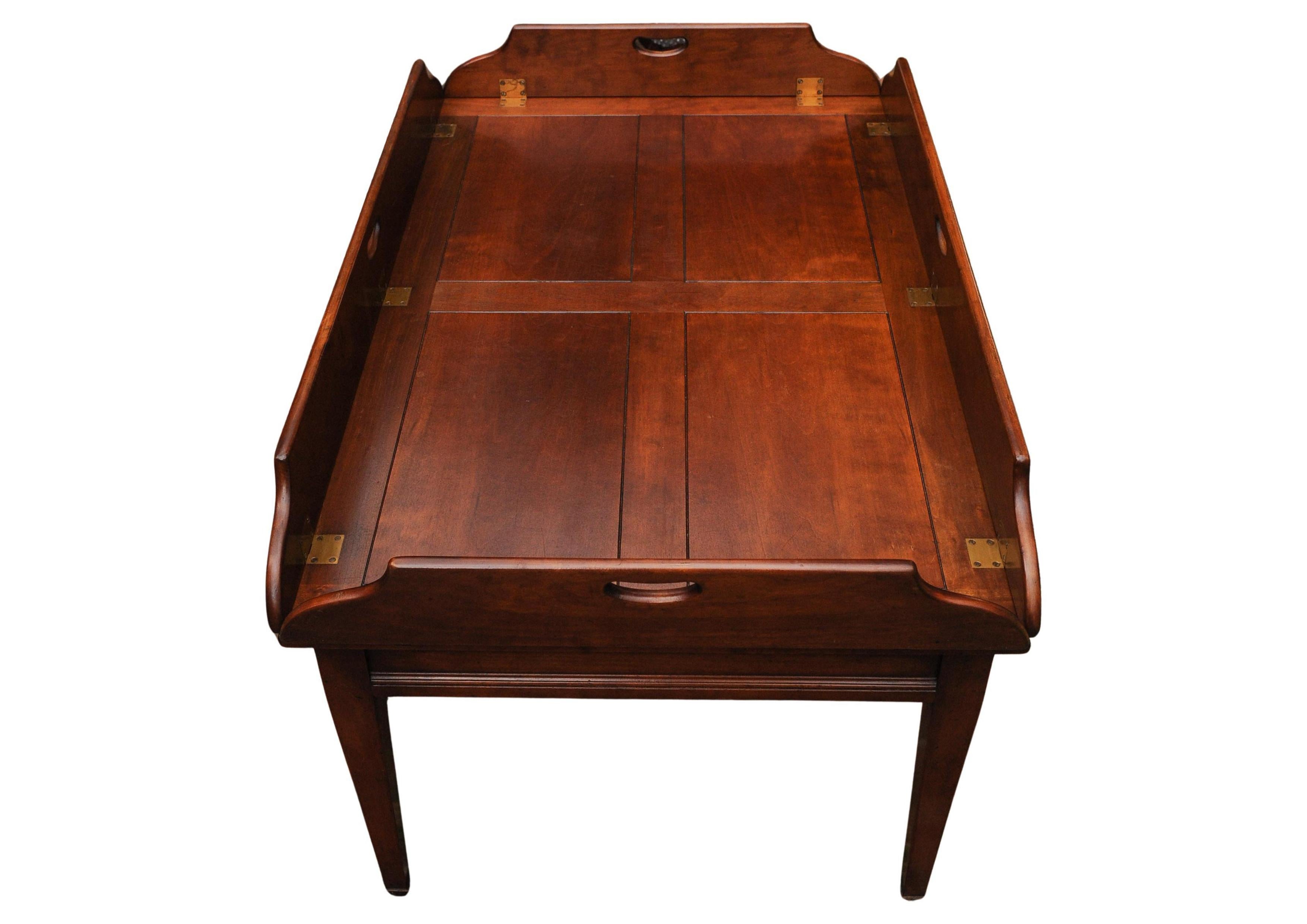 Table basse de majordome en acajou et laiton Fabriquée à la main Kennedy Furniture Bon état - En vente à Reading, Berkshire