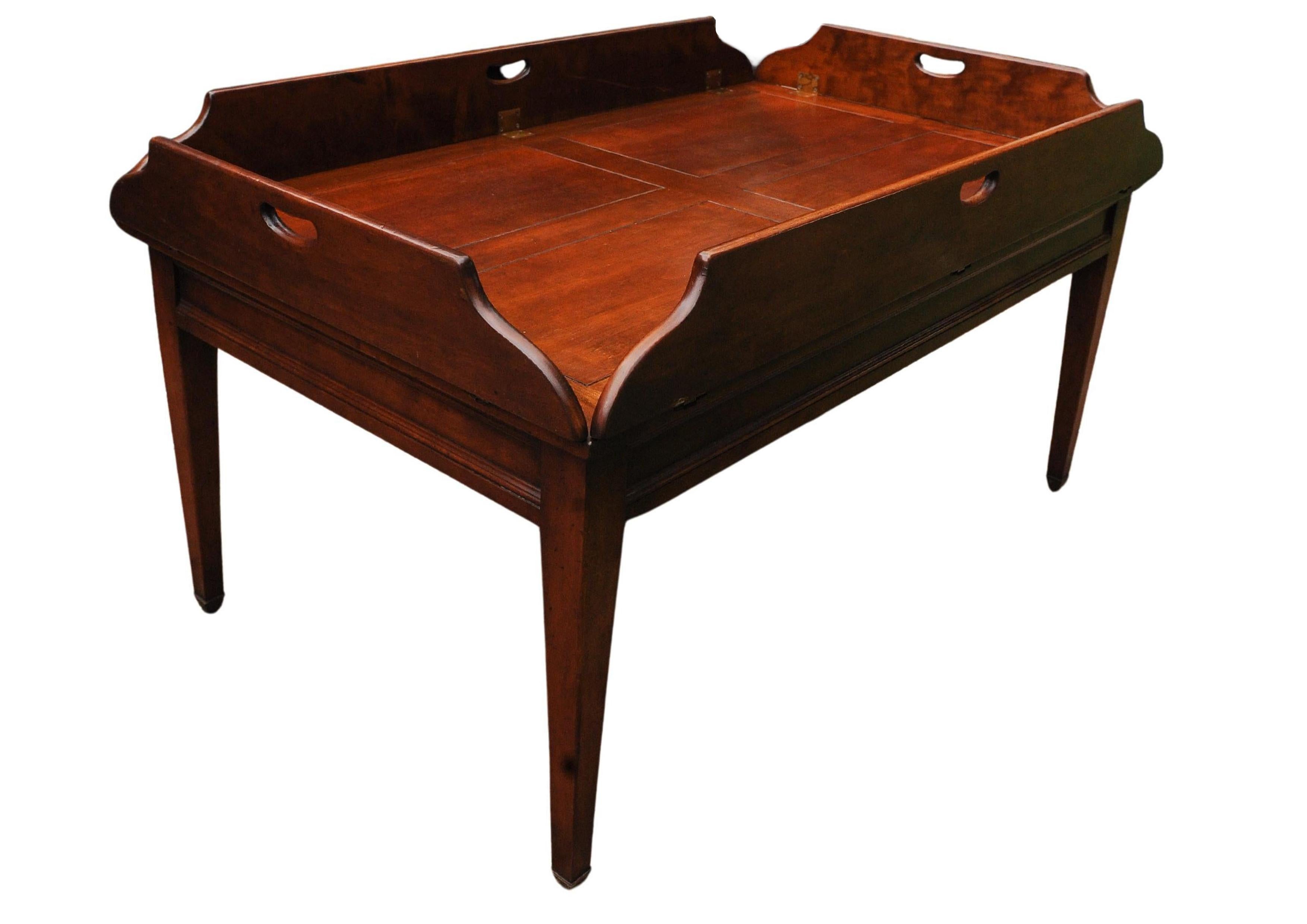 Table basse de majordome en acajou et laiton Fabriquée à la main Kennedy Furniture en vente 1