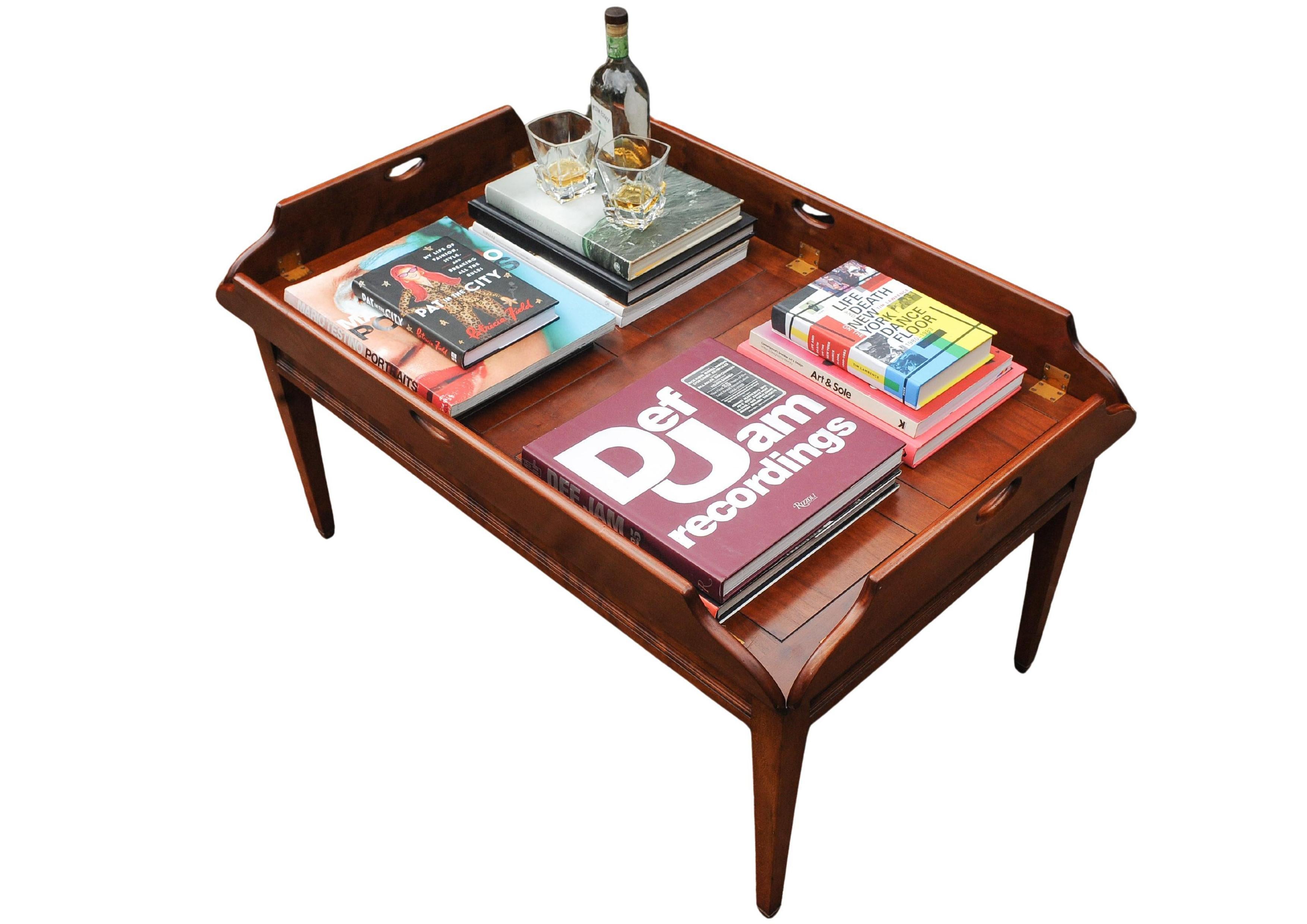Victorien Table basse de majordome en acajou et laiton Fabriquée à la main Kennedy Furniture en vente
