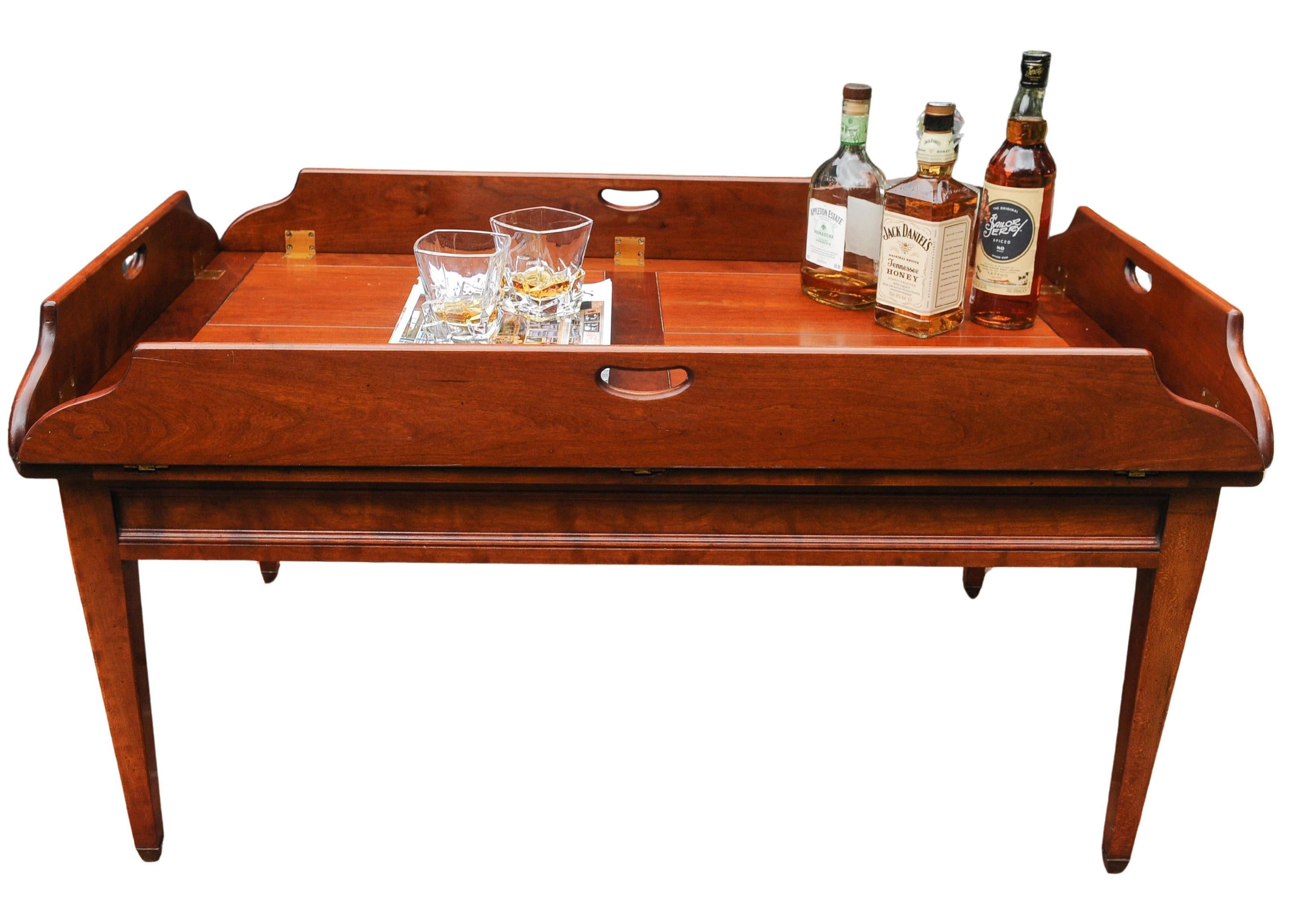 Britannique Table basse de majordome en acajou et laiton Fabriquée à la main Kennedy Furniture en vente