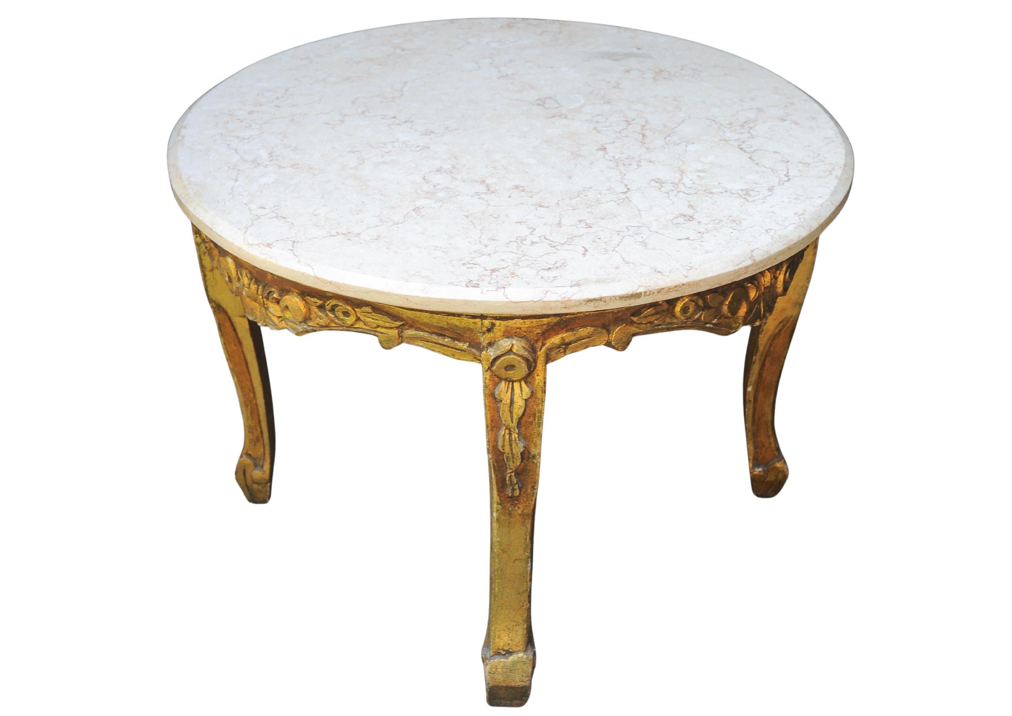 Mesa de salón circular francesa del siglo XIX de madera dorada y tapa de mármol veteado Mármol en venta