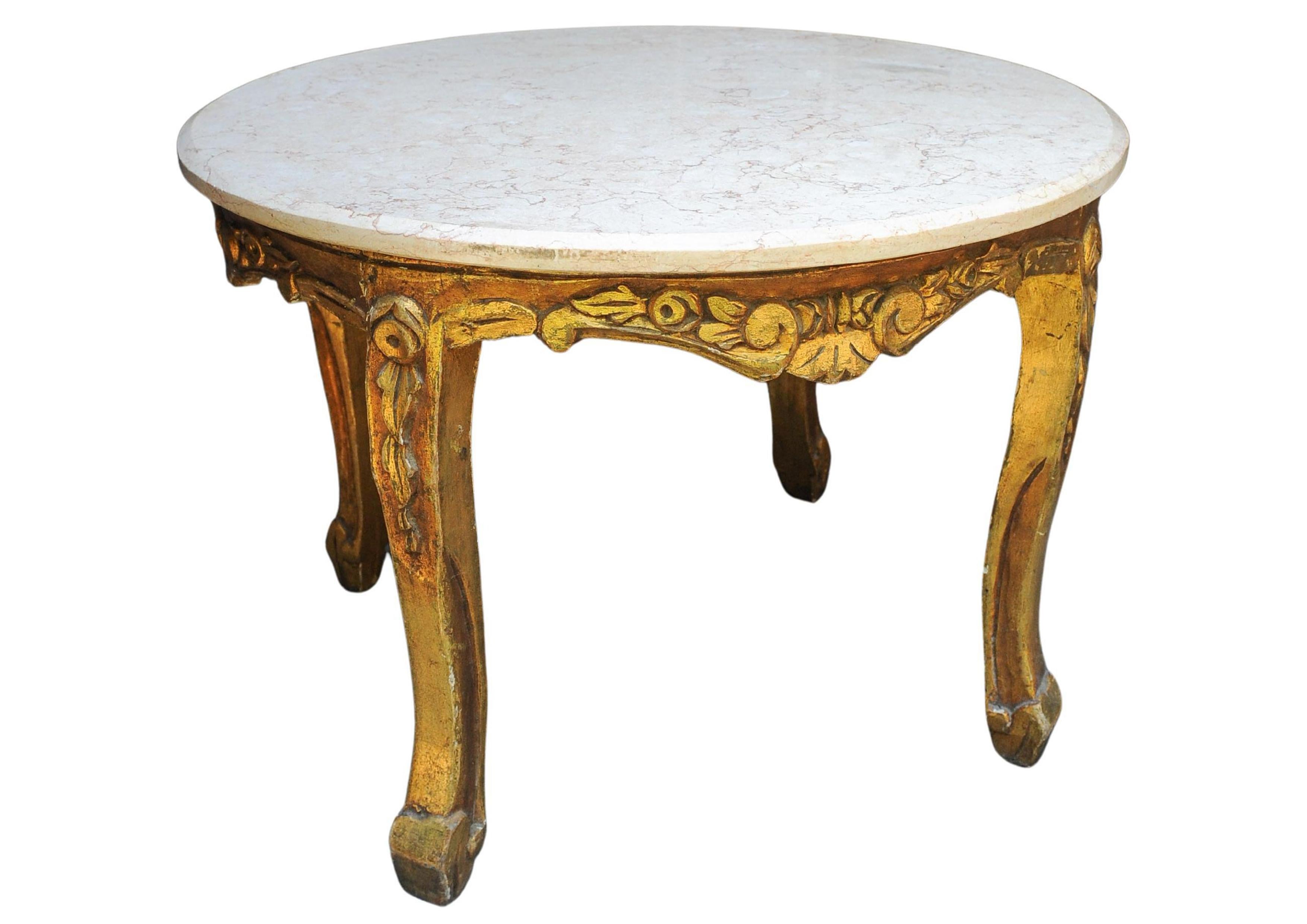 Mesa de salón circular francesa del siglo XIX de madera dorada y tapa de mármol veteado Renacimiento barroco en venta