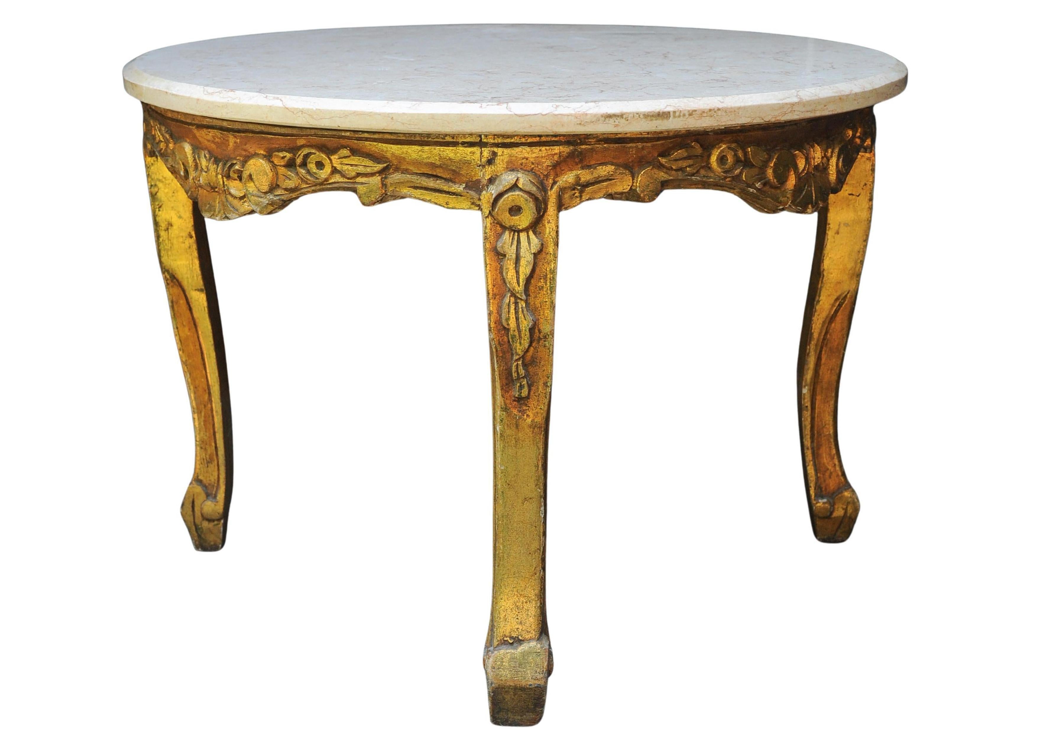 Mesa de salón circular francesa del siglo XIX de madera dorada y tapa de mármol veteado en venta 1