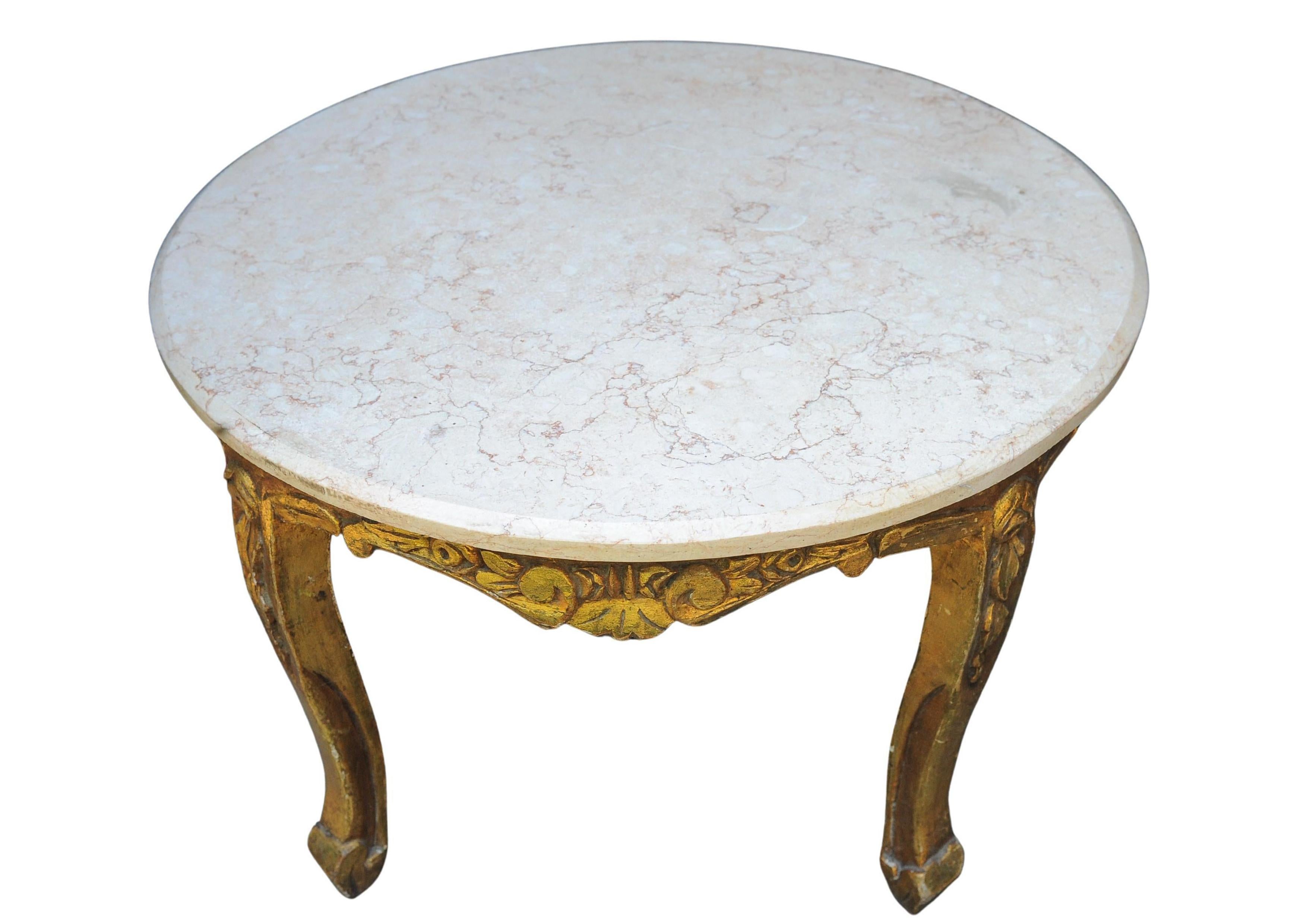 Mesa de salón circular francesa del siglo XIX de madera dorada y tapa de mármol veteado de estilo renacimiento barroco 



