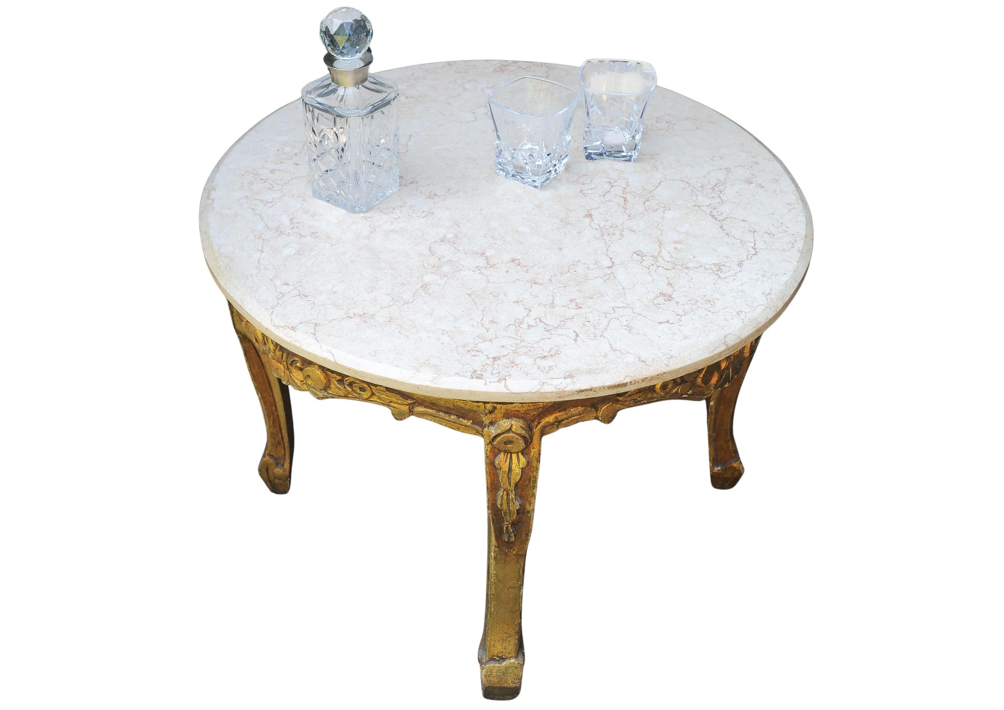 Mesa de salón circular francesa del siglo XIX de madera dorada y tapa de mármol veteado en venta 2