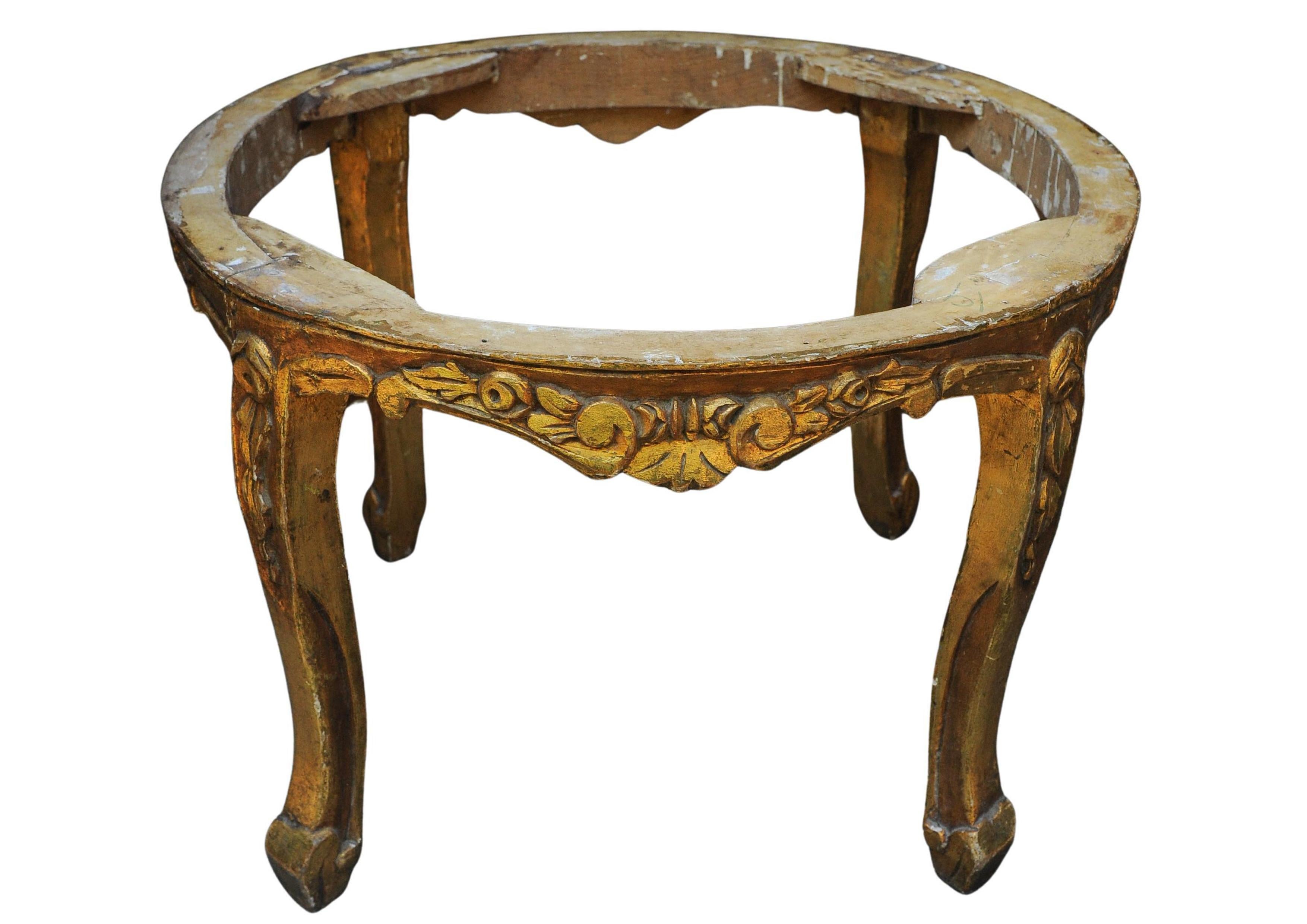 Mesa de salón circular francesa del siglo XIX de madera dorada y tapa de mármol veteado en venta 3