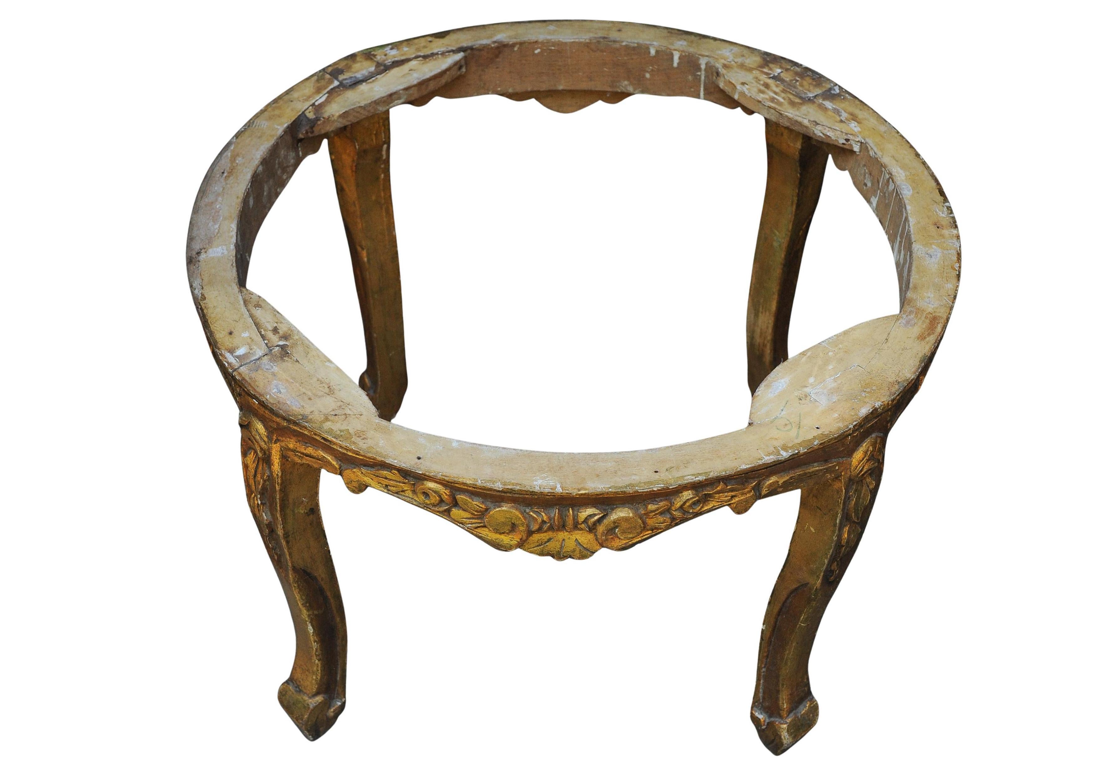 Mesa de salón circular francesa del siglo XIX de madera dorada y tapa de mármol veteado en venta 4