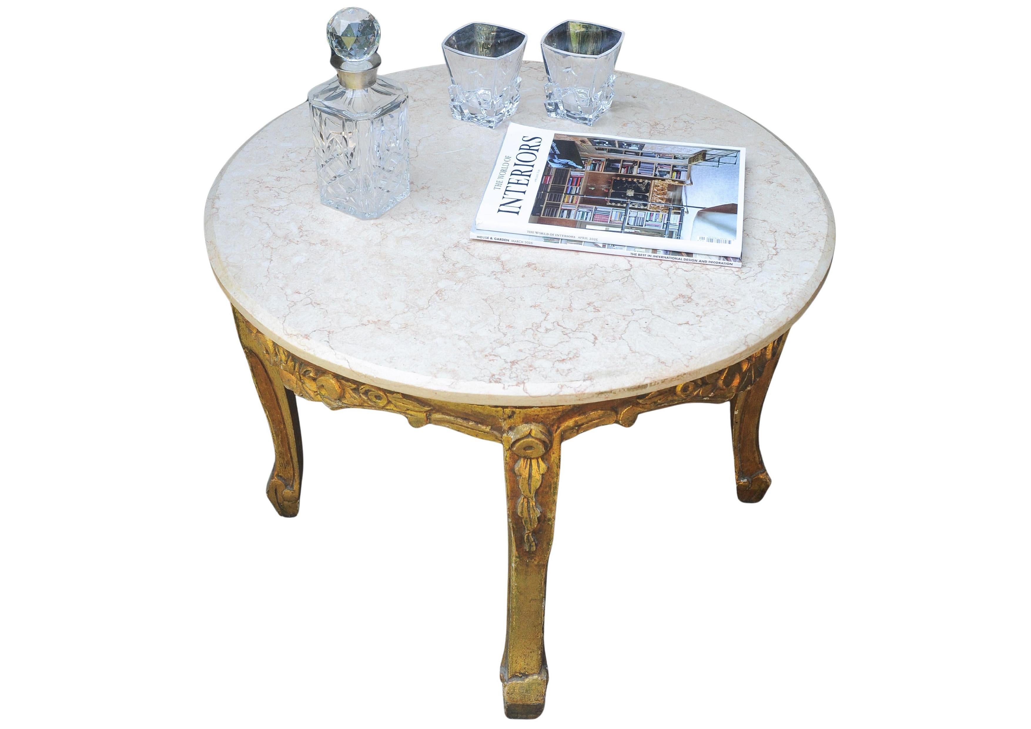 Mesa de salón circular francesa del siglo XIX de madera dorada y tapa de mármol veteado en venta 6