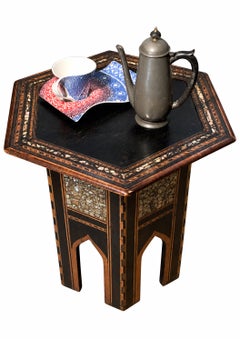 Table à pied hexagonal de style mauresque, avec plateau en bois noirci et incrustations répétitives