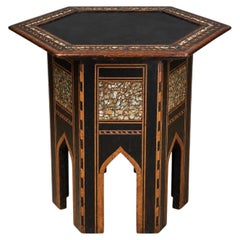 Table à pied hexagonal de style mauresque, avec plateau en bois noirci et incrustations répétitives