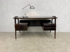 Bureau de direction en chêne italien des années 1950 par Vittorio Dassi avec plateau en verre noir