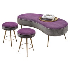 Dreiteiliges Ottomane- und Hocker-Set im Gio-Ponti-Stil aus violettem Samt mit Messingbeinen