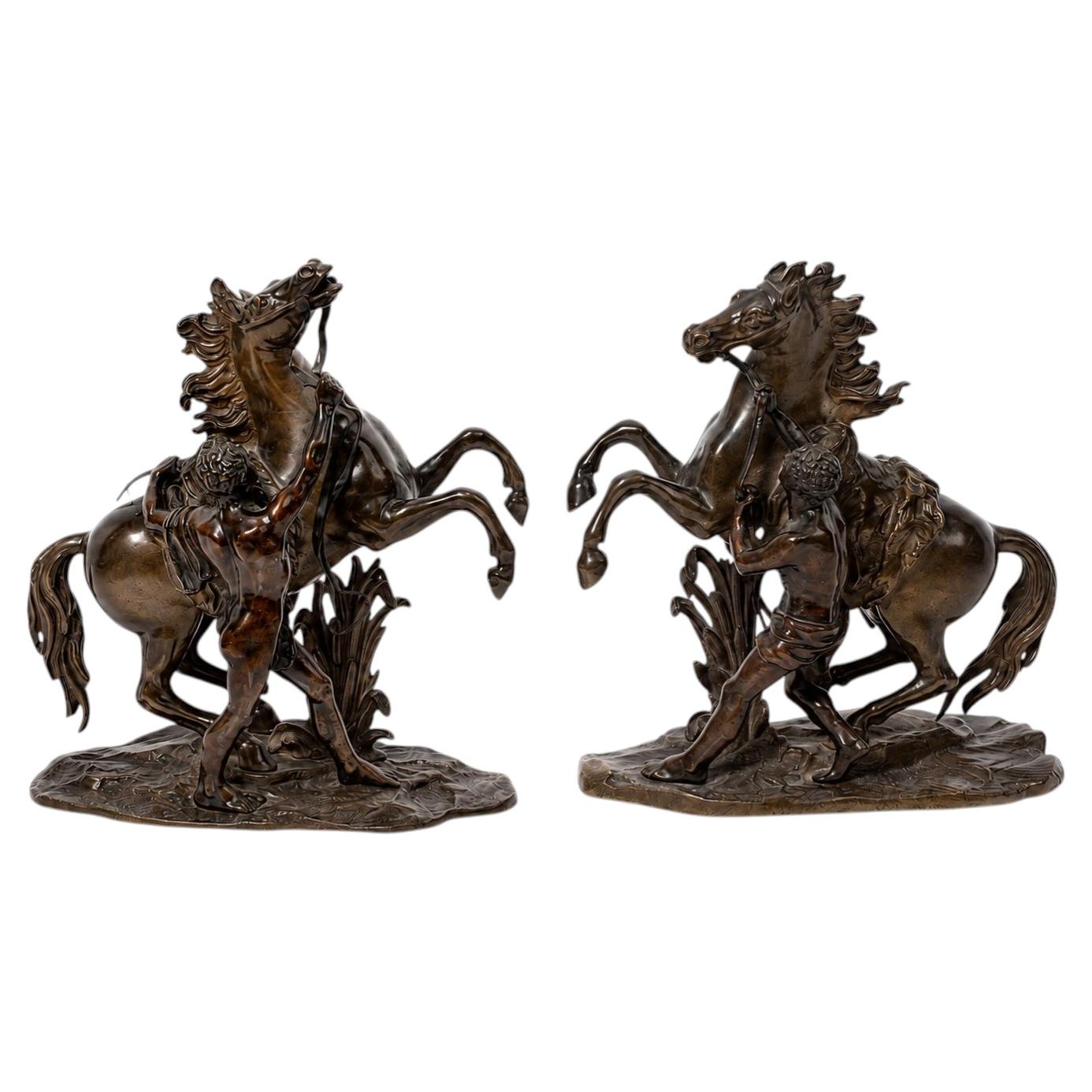 Paire de figurines de chevaux en marly bronzé datant du XIXe siècle, d'après Guillaume Coustou en vente