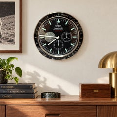 Orologio da parete Omega Speedmaster Professional in stile negozio, quadrante nero, 34 cm