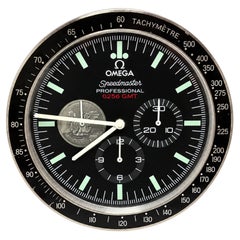 Orologio da parete Omega Speedmaster Professional in stile negozio, quadrante nero, 34 cm