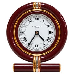 Horloge de bureau circulaire Cartier rare, en métal doré et émail bordeaux – sans frais d'importation aux États-Unis