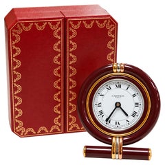 Horloge de bureau circulaire Cartier rare, en métal doré et émail bordeaux – sans frais d'importation aux États-Unis