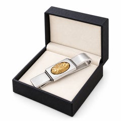 Une pince à billets Georg Jensen en argent sterling n° 76B, avec rosette dorée, présentée dans son coffret