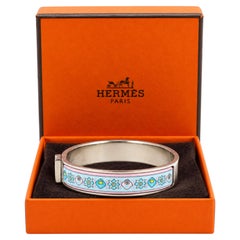 Bracciale rigido con cerniera Hermès Clic Clac, smalto floreale blu e rosa, nella confezione originale