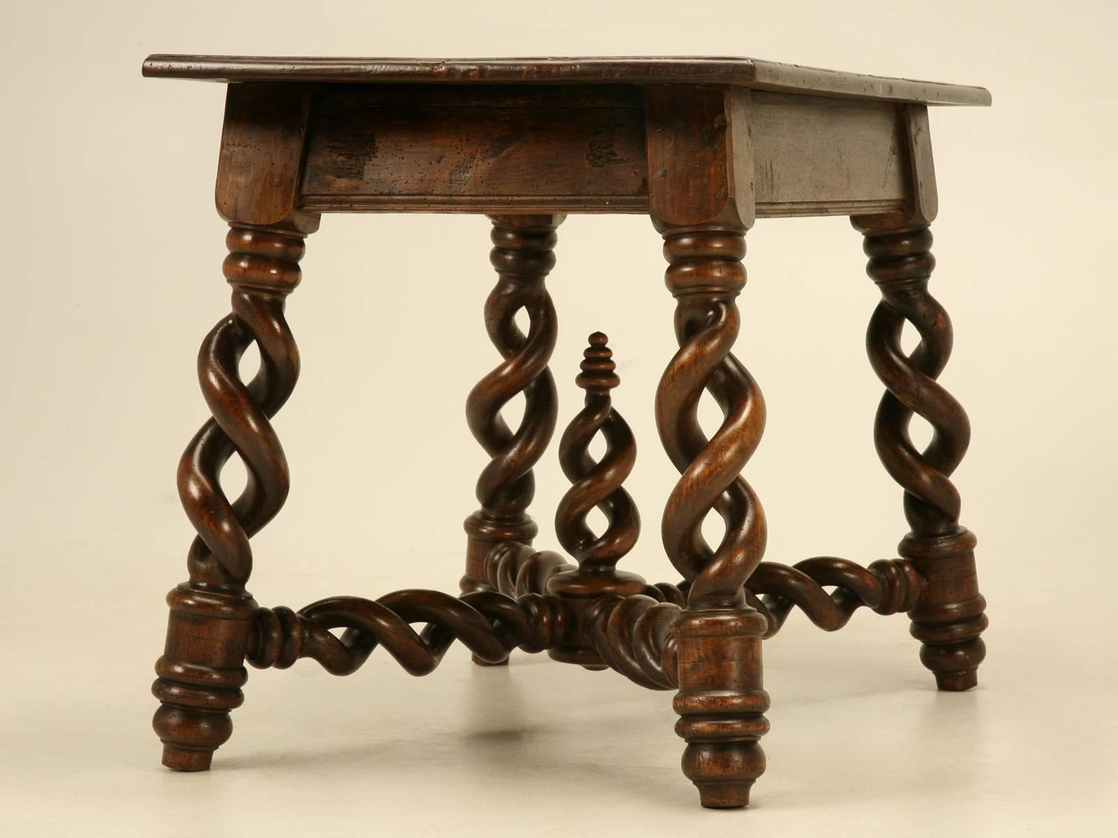 Französisch Kleiner Schreibtisch oder Beistelltisch Ungewöhnliche offene Gerste Twist Beine c1800's restauriert (Louis XIII.) im Angebot