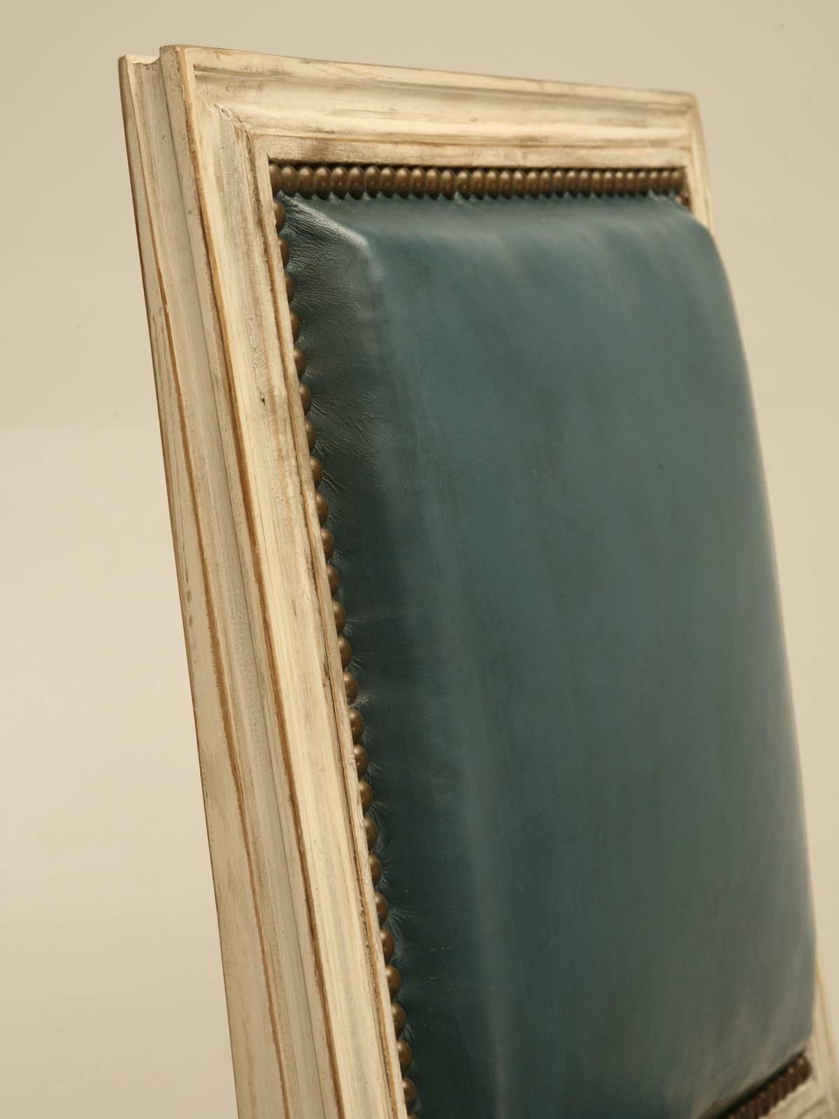 Französische Beistellstühle im Louis-XVI-Stil, handgefertigt in Frankreich, Auswahl an Oberflächen (Handgeschnitzt) im Angebot