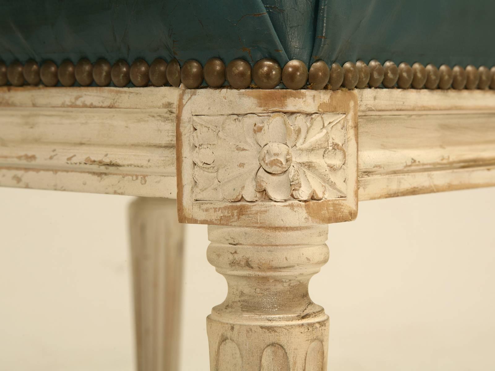 Französische Beistellstühle im Louis-XVI-Stil, handgefertigt in Frankreich, Auswahl an Oberflächen (21. Jahrhundert und zeitgenössisch) im Angebot