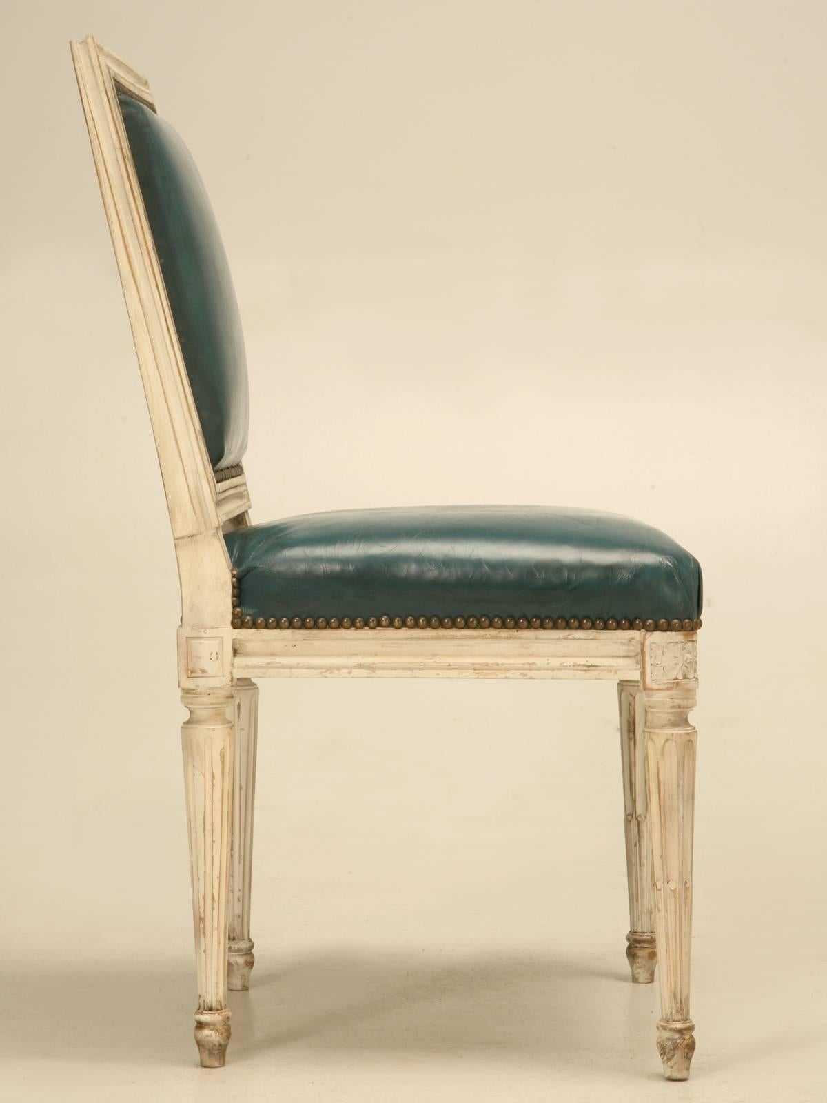 Französische Beistellstühle im Louis-XVI-Stil, handgefertigt in Frankreich, Auswahl an Oberflächen im Angebot 1
