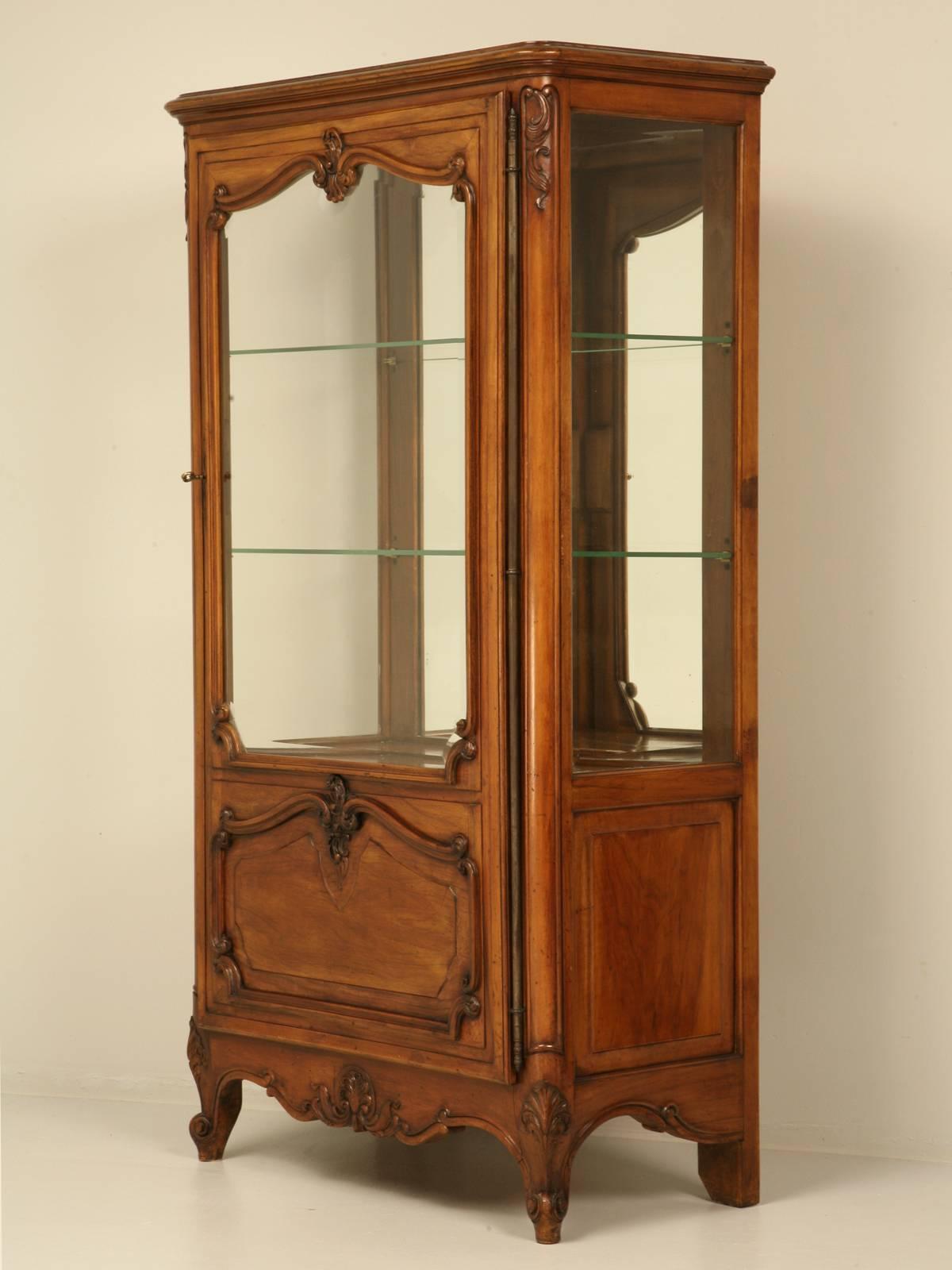 Vintage French Louis XV style curio cabinet that we imported many years ago and just repurchased from our client. The curio, or as the French would call a vitrine cabinet is in excellent condition and was obviously very well taken care of.
