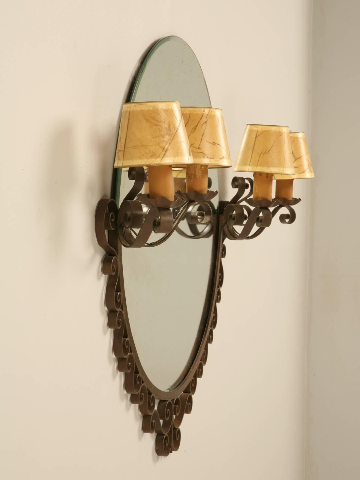 Miroir rond Art Déco français des années 1930 dans un cadre en acier noir avec le miroir d'origine NO AGE. Flanquée de deux paires d'appliques, elle est idéale pour une salle de bains. Recâblée et prête à être installée. 