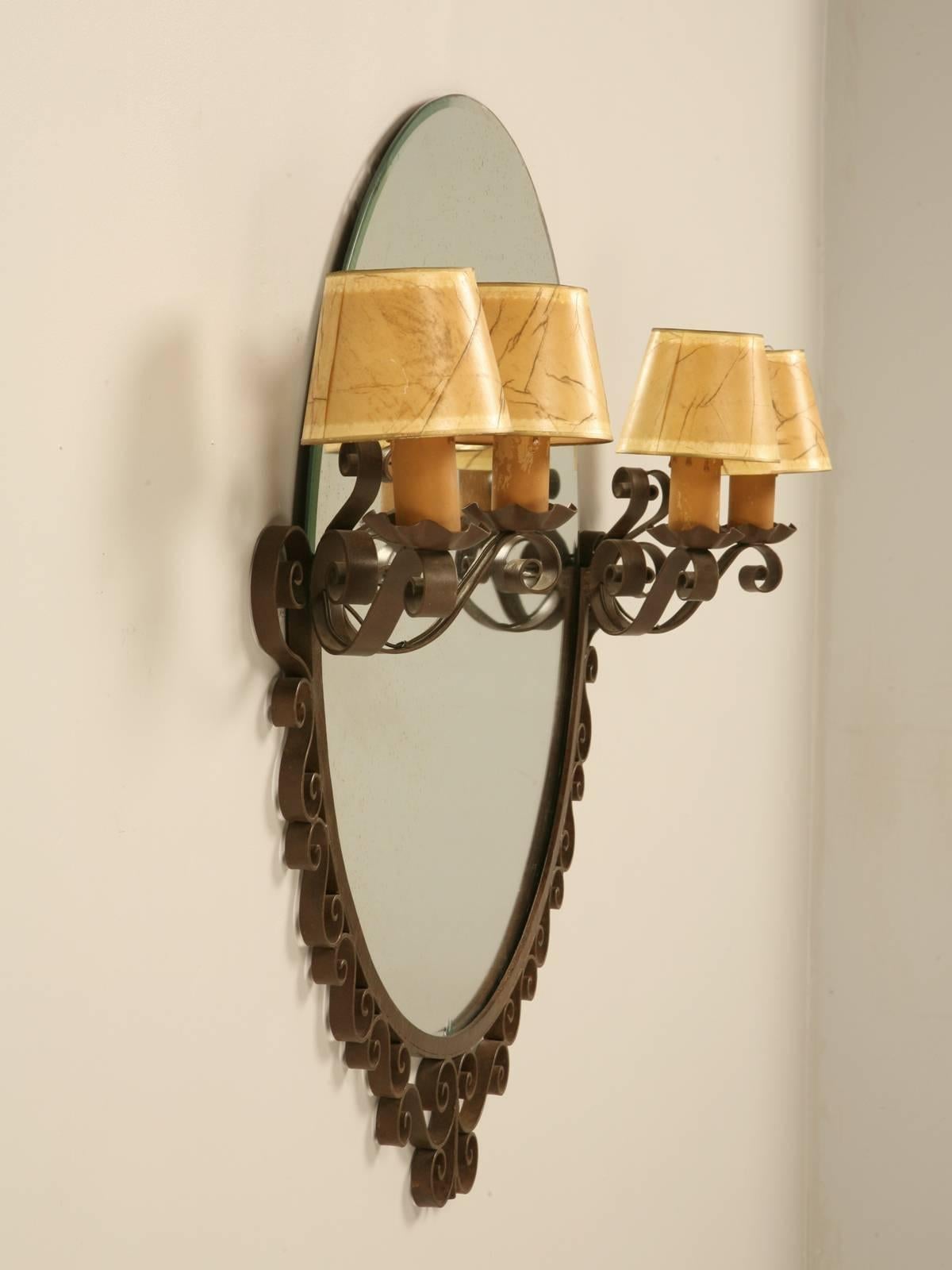 French Art Deco Round Mirror from the 1930s in a Steel Black Frame with the Original Aged Mirror. Flanked by two pairs of sconces that makes it ideal for a bathroom. Rewired and ready to install. 