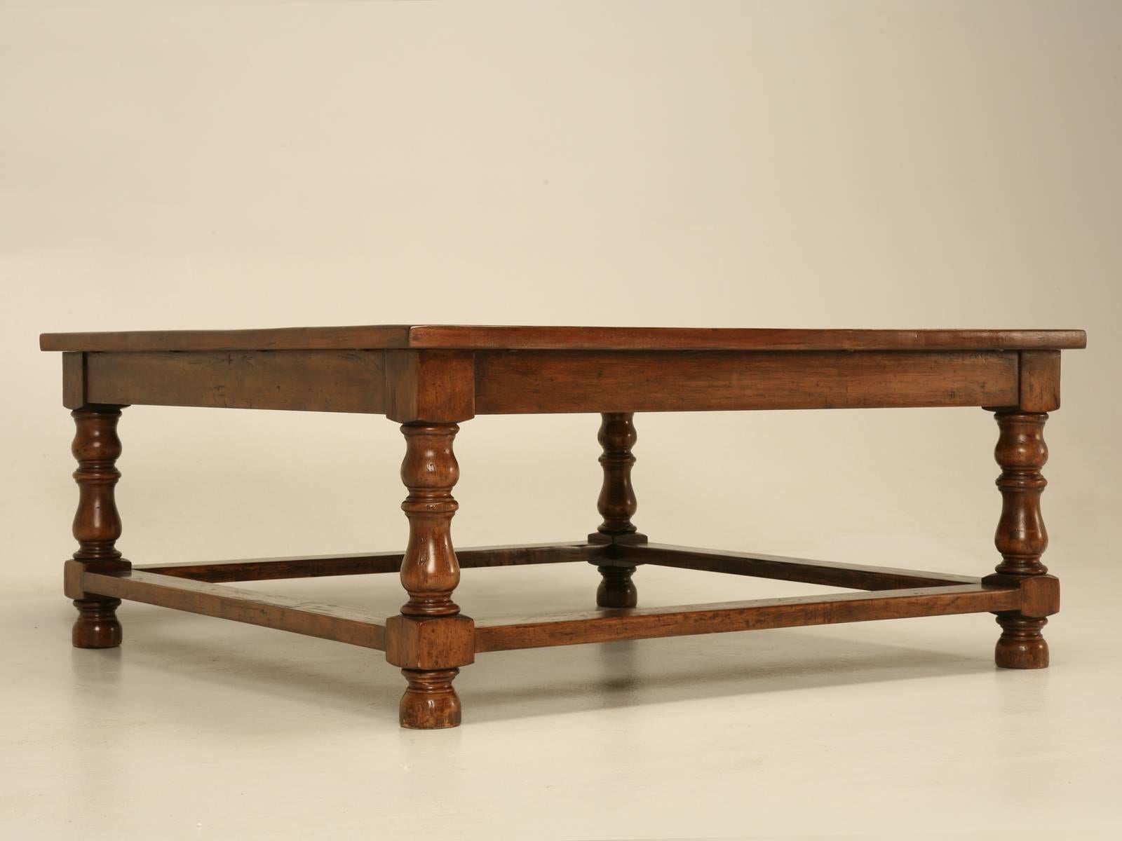 Mesa de centro cuadrada con incrustaciones de inspiración francesa hecha a mano por Old Plank en Chicago Nogal en venta