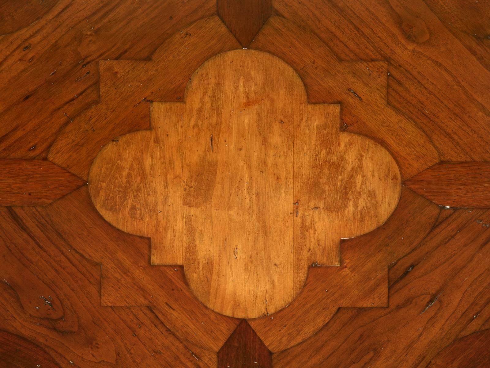 Mesa de centro cuadrada con incrustaciones de inspiración francesa hecha a mano por Old Plank en Chicago De campo en venta