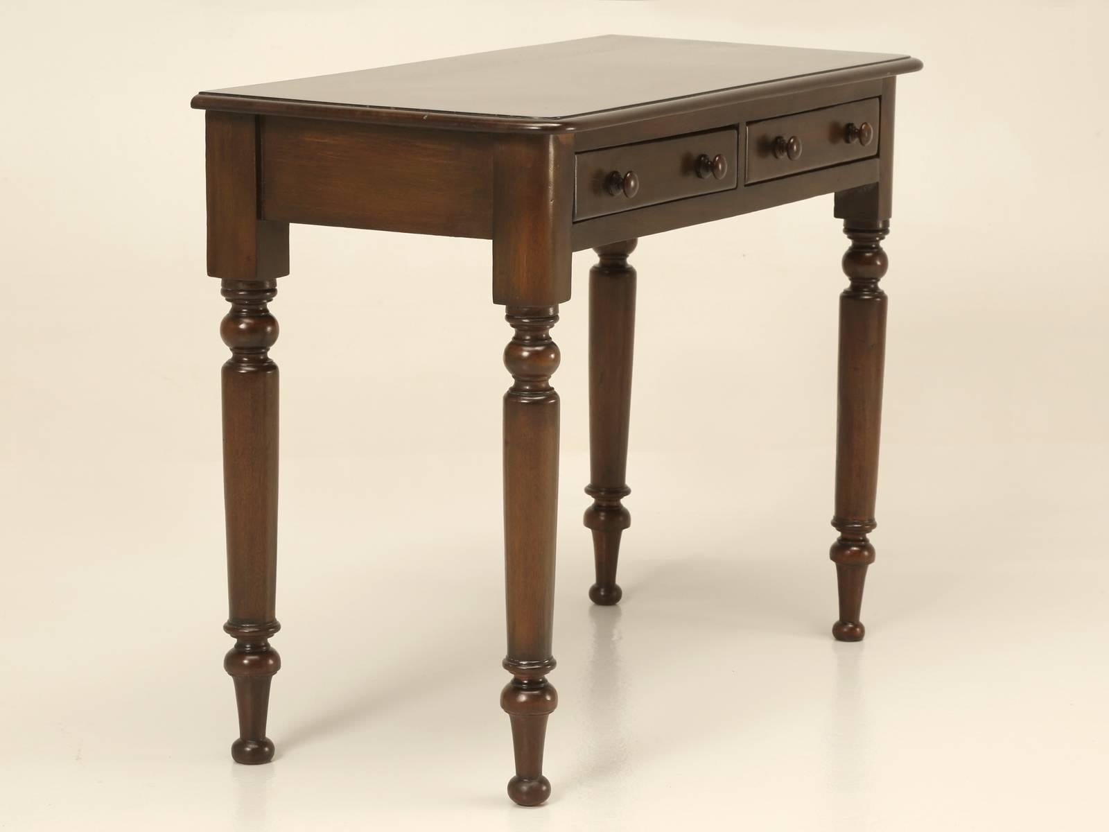 Petite table console ou bureau de dame, fabriquée en France à la fin des années 1800 en acajou massif. Magnifiquement restauré, tant sur le plan structurel que cosmétique, il est prêt pour les 100 prochaines années de service. De plus, les petites
