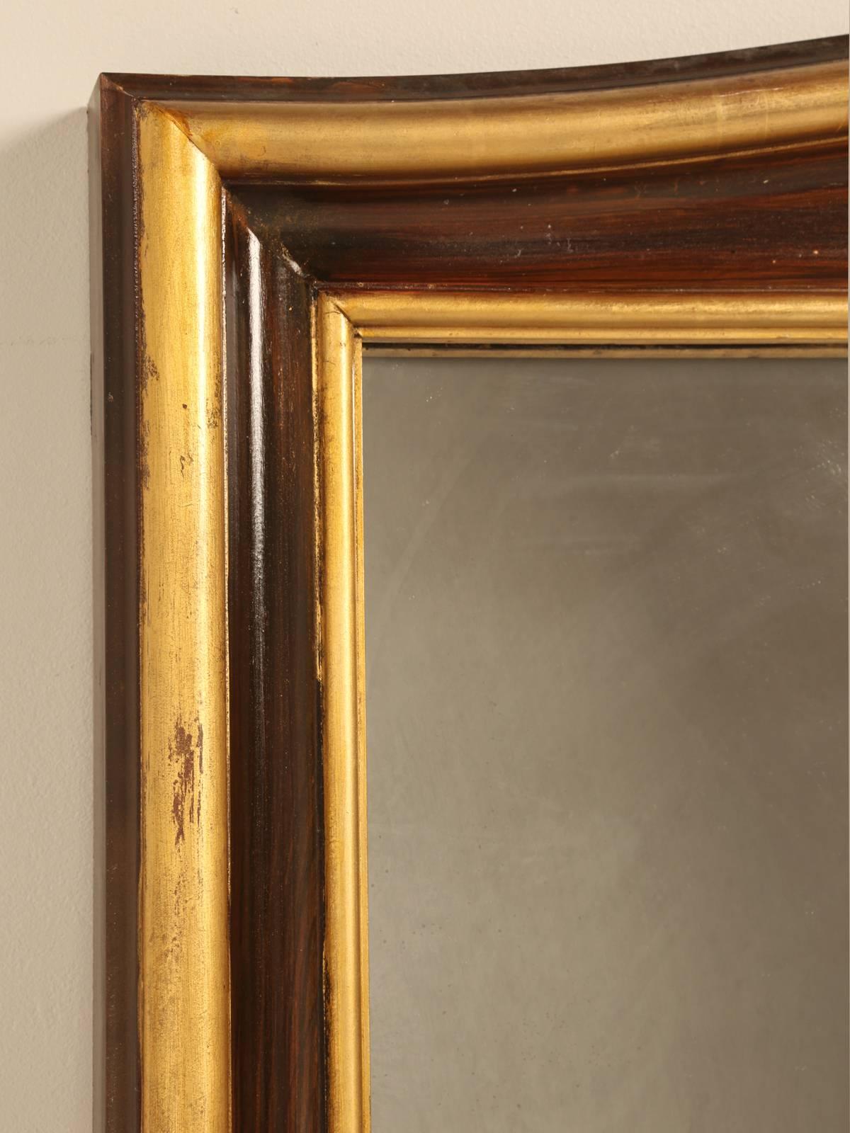 Eingerahmt in etwas, von dem wir glauben, dass es ursprünglich als vergoldeter französischer Fenstervolant aus dem 19. Jahrhundert gedacht war. Schön geschnitzt Spiegel und detailliert in einem Rokoko-Stil und trimmed in echten 24-karätigem Gold