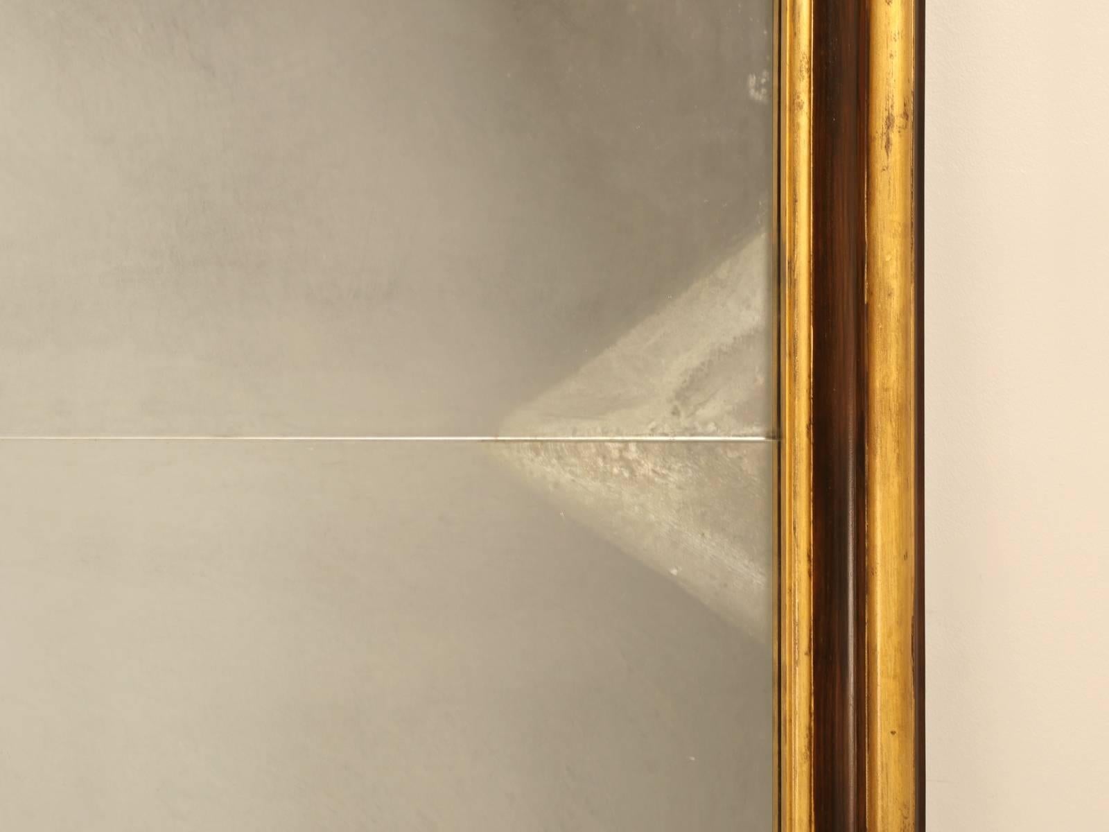 Feuille d'or Miroir français à grande échelle avec cadre sculpté à la main en feuille d'or 24 carats  en vente