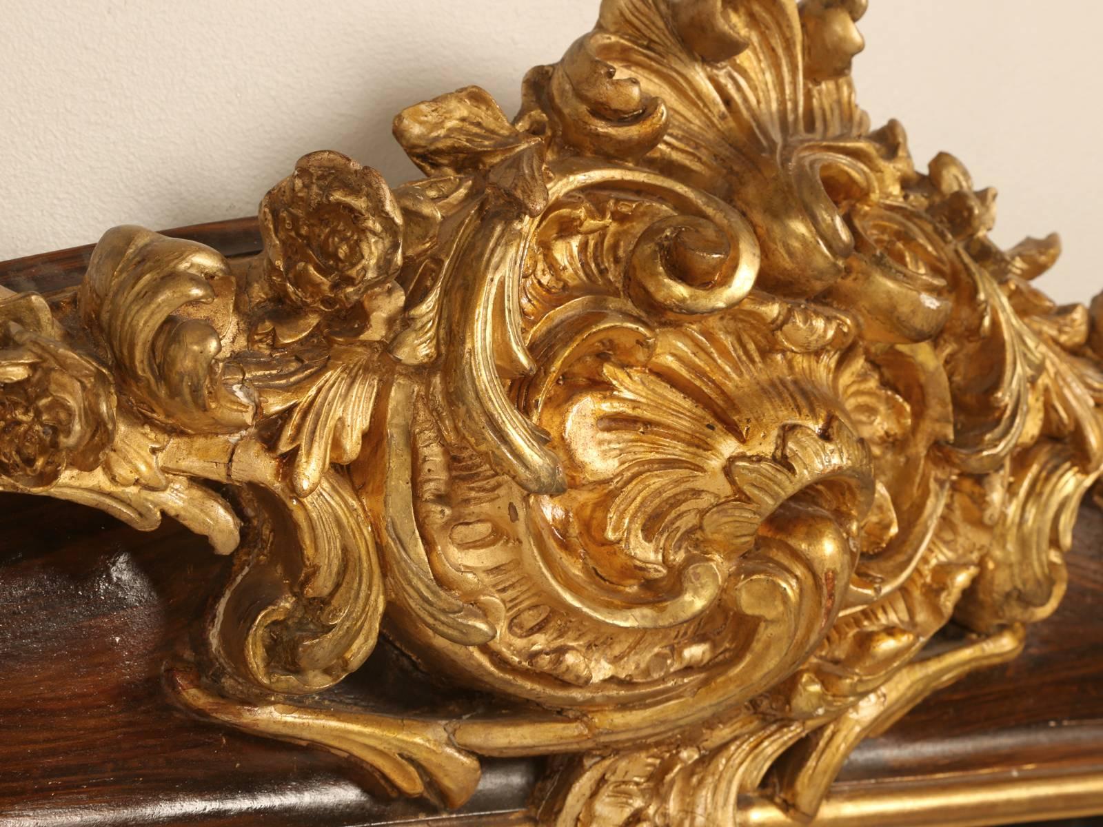 Fait main Miroir français à grande échelle avec cadre sculpté à la main en feuille d'or 24 carats  en vente