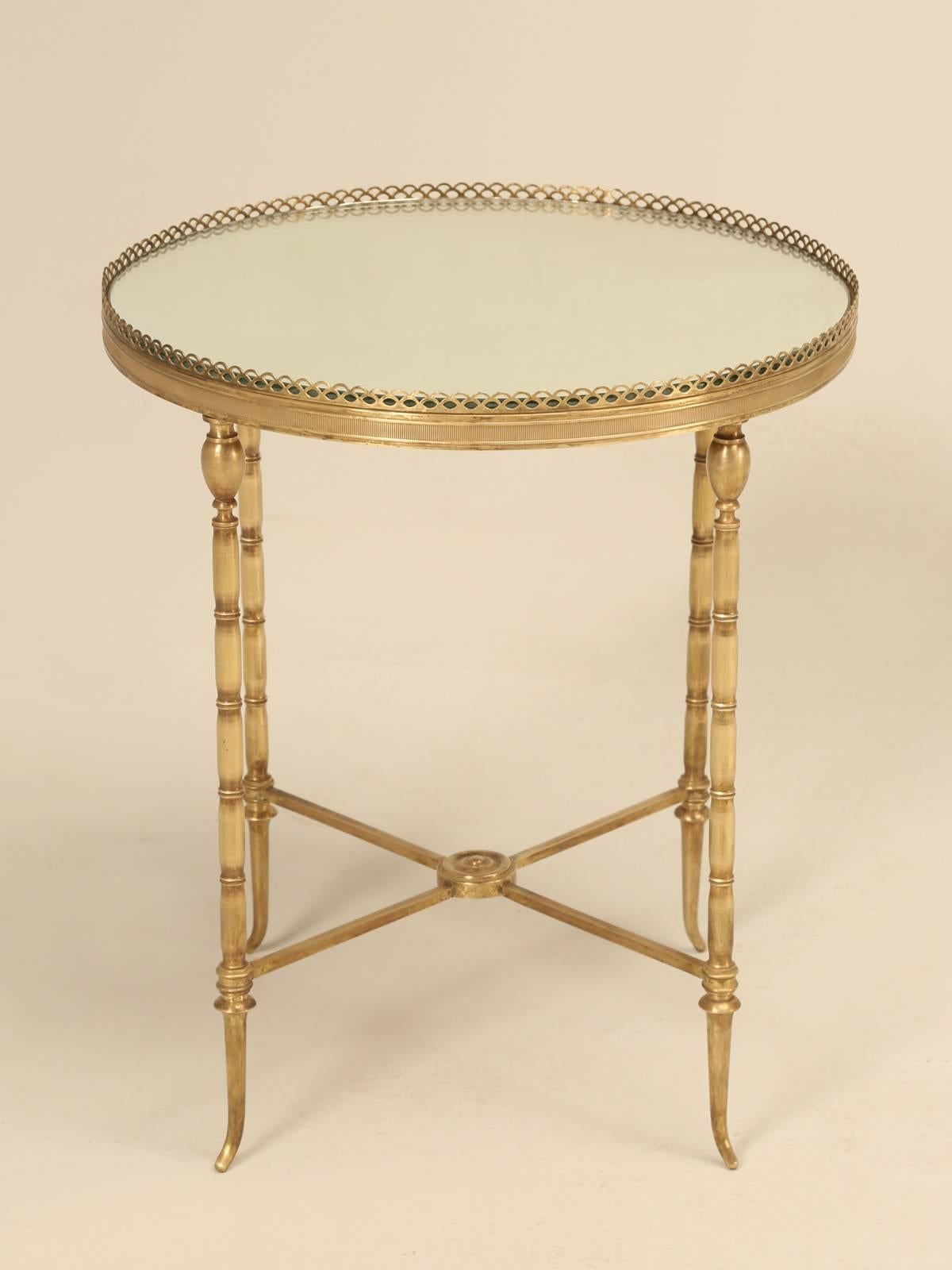 Tres petite solid brass and mirror drink or side table. No previous repairs and finished in polished un-lacquered brass. 

Height provided does not include the 1/4