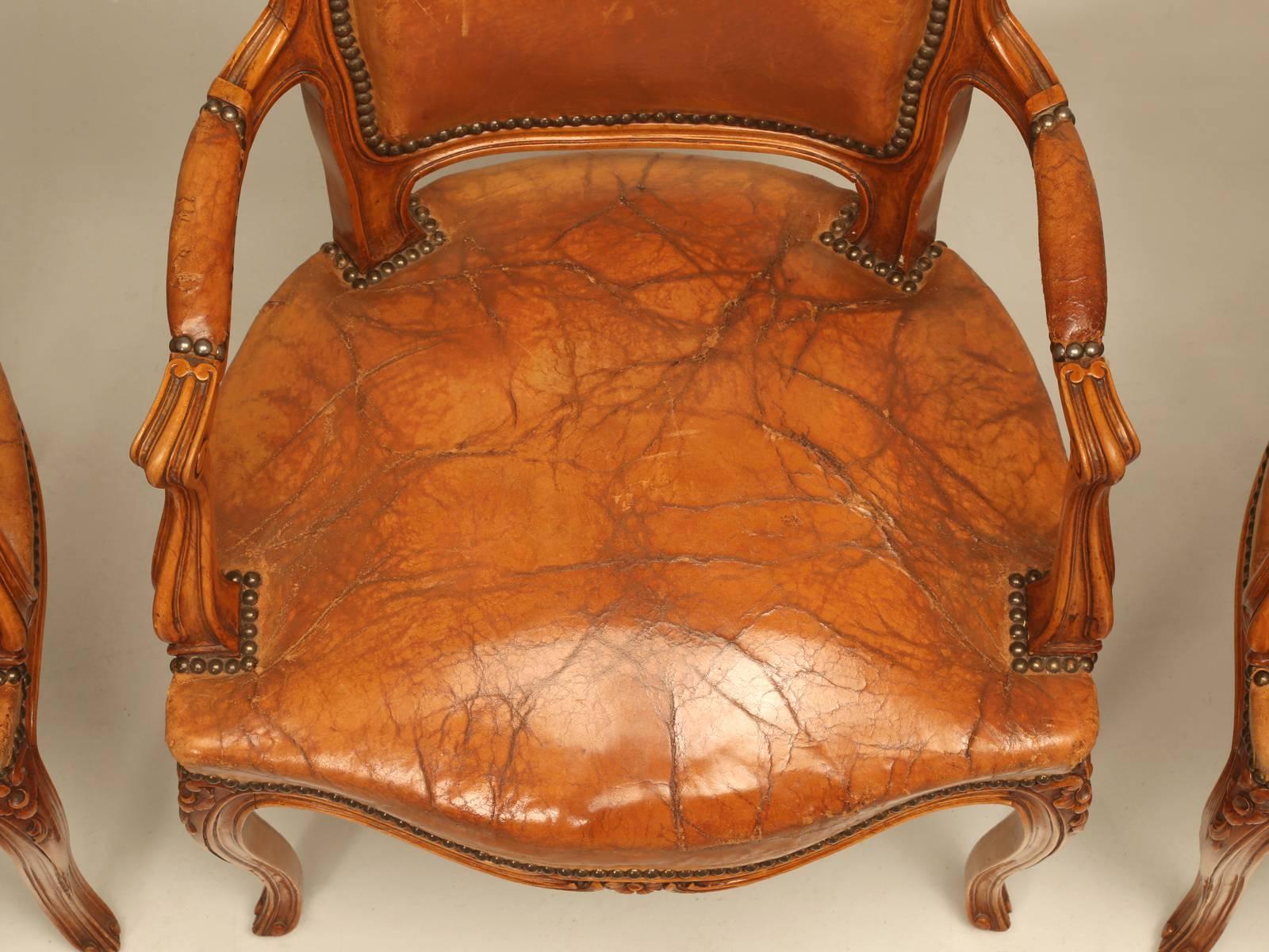 Sillones Estilo Luis XV en Piel Original, Juego de Cuatro Tallado a mano