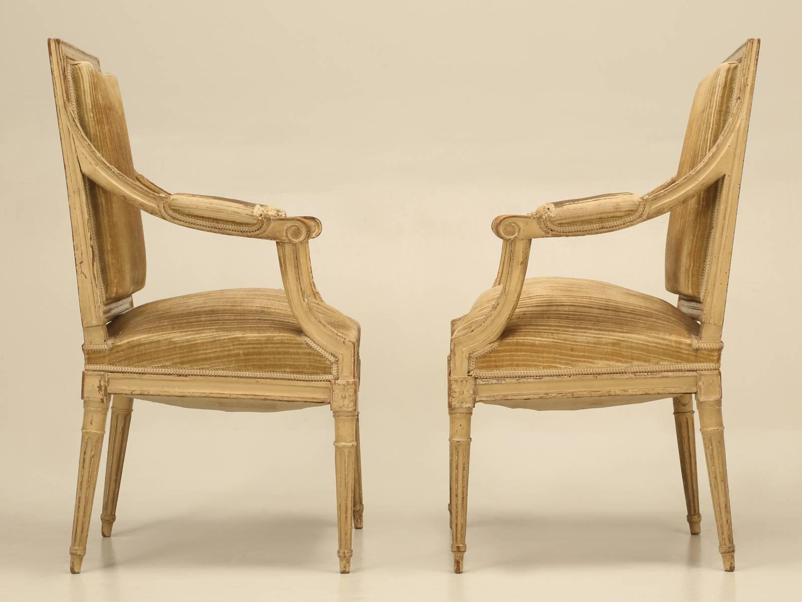 Antique Louis XVI Pair of Armchairs in Original Crumbly Paint with Great Patina For Sale 1