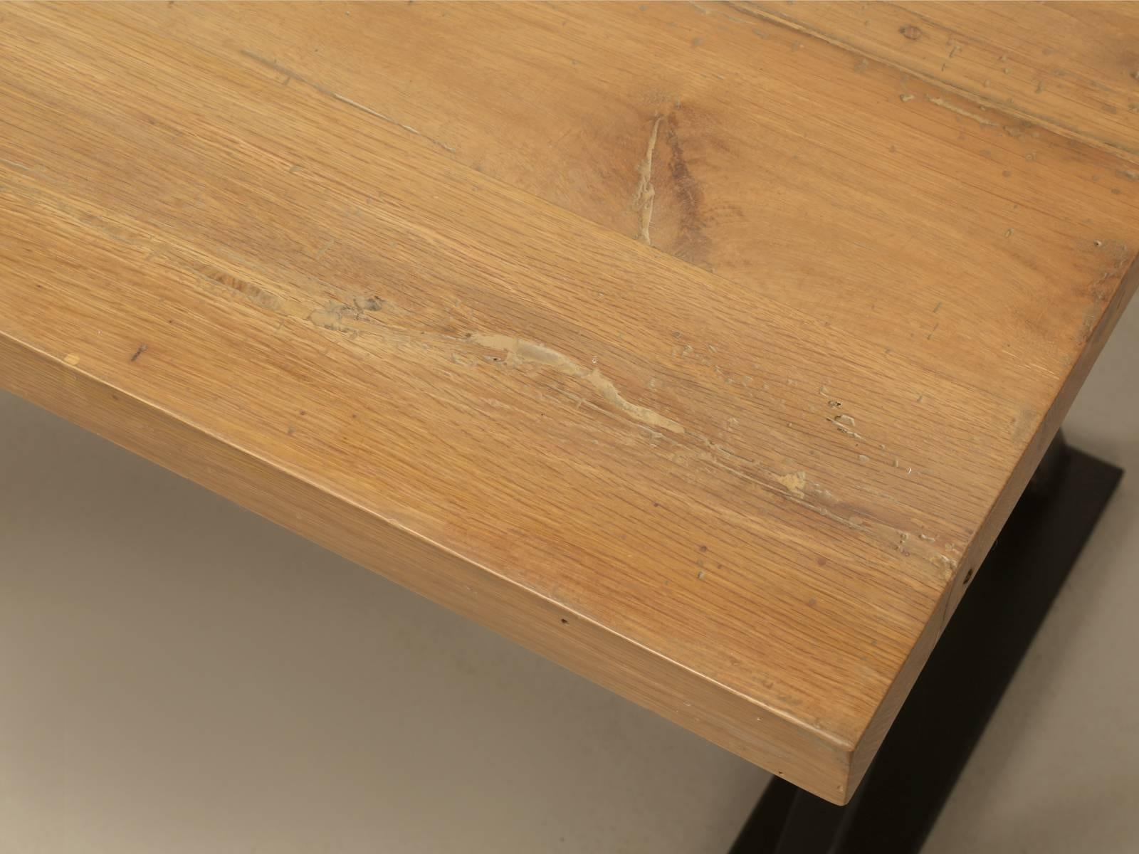 Fait main Table de cuisine d'inspiration industrielle française en chêne blanc et acier par Old Plank en vente