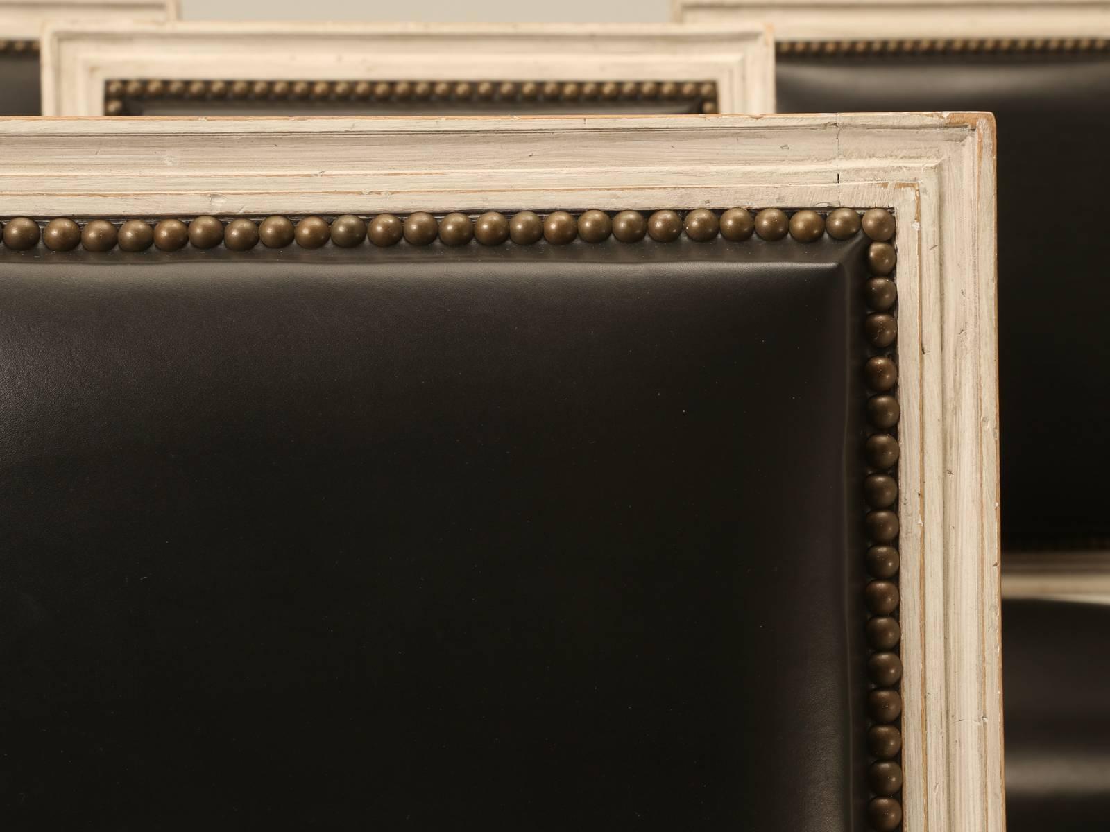 Bemalte französische handgeschnitzte Beistellstühle im Louis-XVI.-Stil, hergestellt in Frankreich  (Louis XVI.) im Angebot