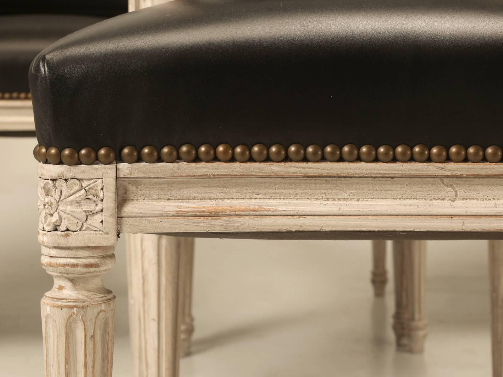 Bemalte französische handgeschnitzte Beistellstühle im Louis-XVI.-Stil, hergestellt in Frankreich  (Handgeschnitzt) im Angebot