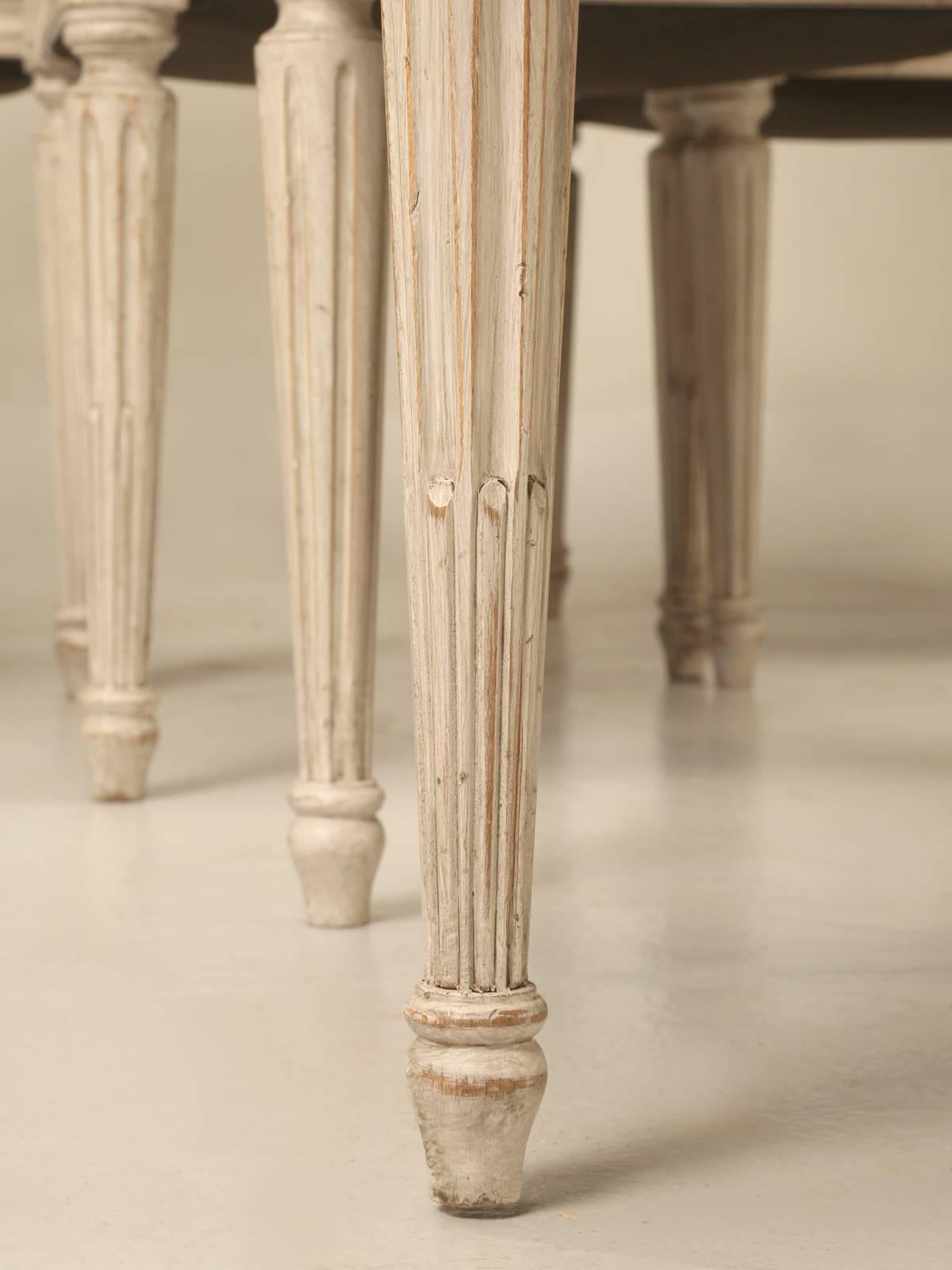 Bemalte französische handgeschnitzte Beistellstühle im Louis-XVI.-Stil, hergestellt in Frankreich  (21. Jahrhundert und zeitgenössisch) im Angebot