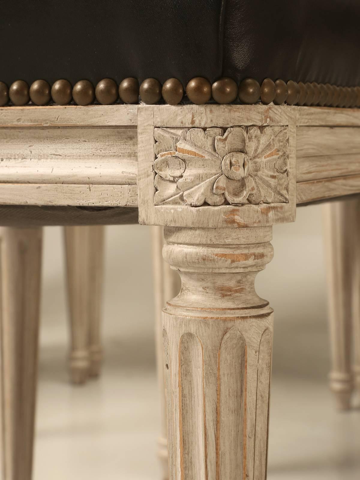 Bemalte französische handgeschnitzte Beistellstühle im Louis-XVI.-Stil, hergestellt in Frankreich  im Zustand „Neu“ im Angebot in Chicago, IL